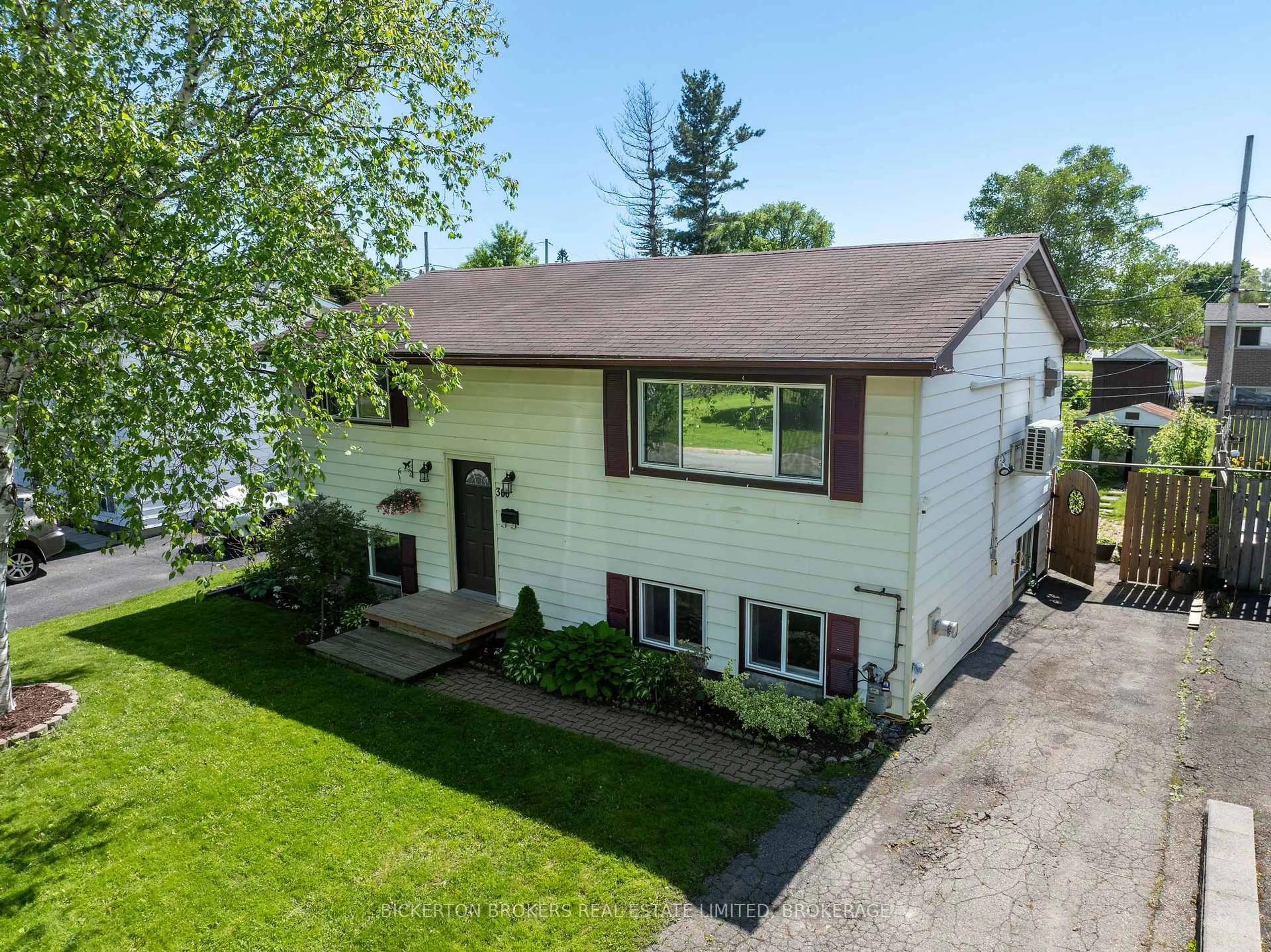 A pic from outside/outdoor area/front of a property/back of a property/a pic from drone, street for 360 First Ave, Brockville Ontario K6V 3C1