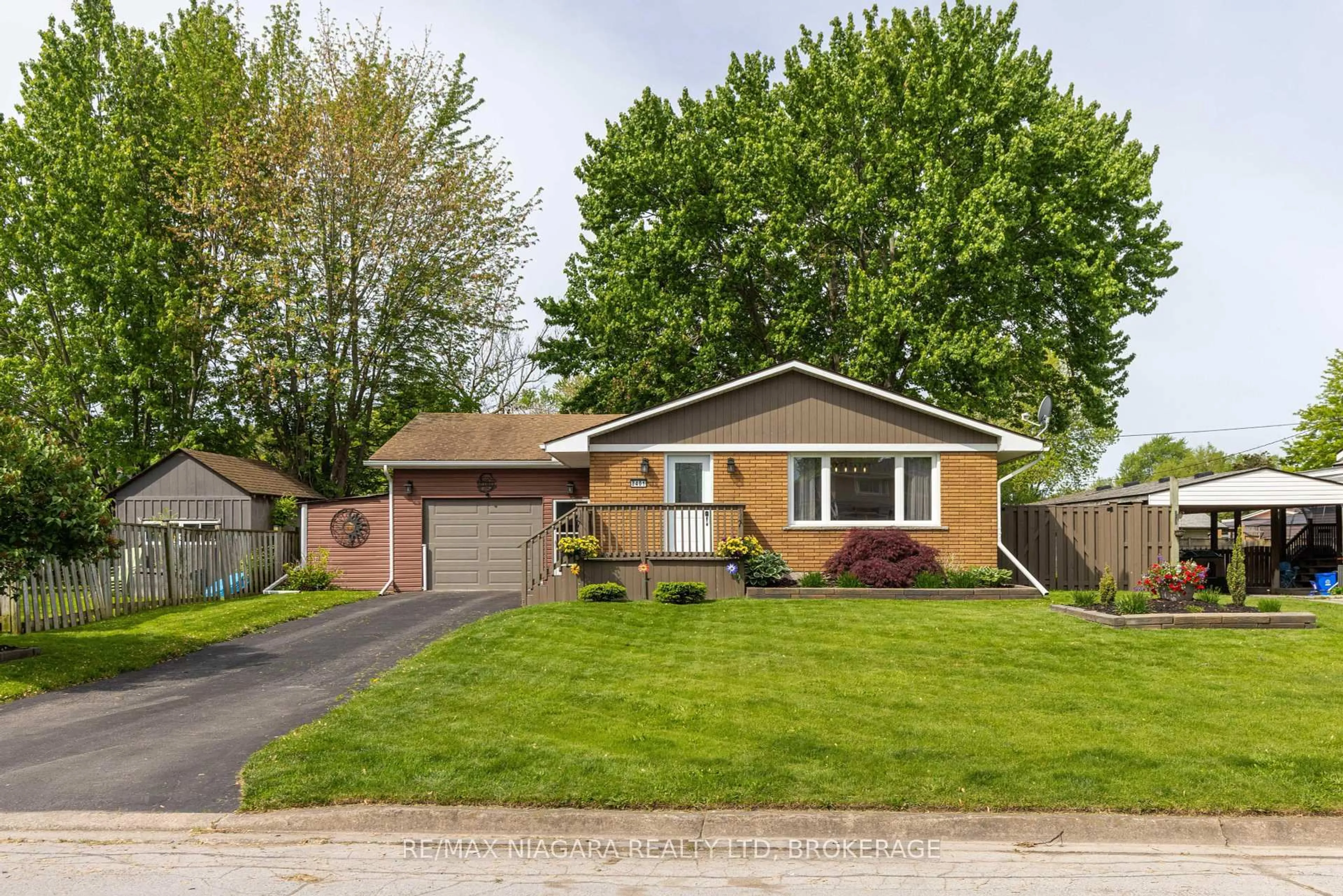 Home with vinyl exterior material, street for 8401 Breadner Cres, Niagara Falls Ontario L2G 6N6
