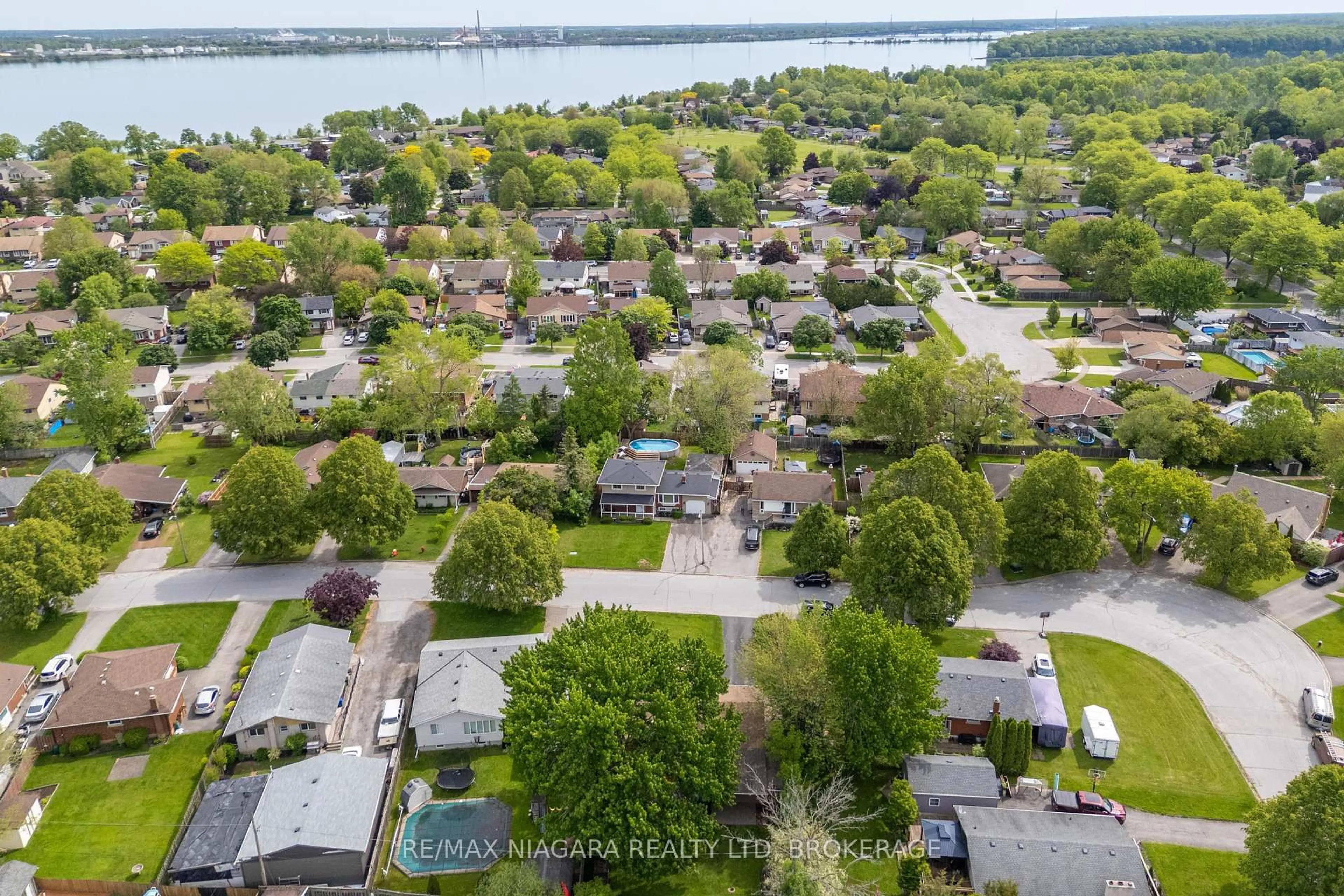 A pic from outside/outdoor area/front of a property/back of a property/a pic from drone, water/lake/river/ocean view for 8401 Breadner Cres, Niagara Falls Ontario L2G 6N6