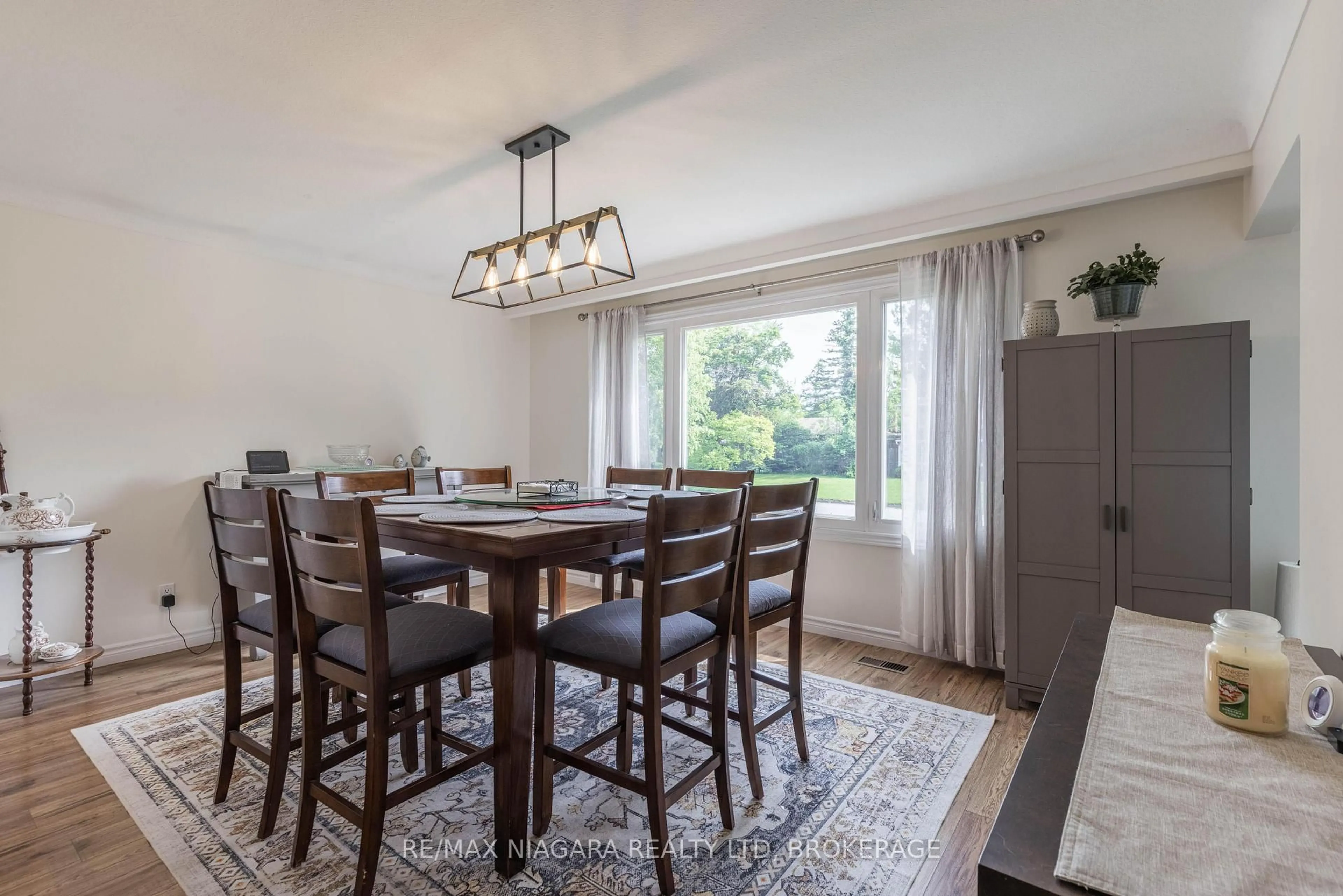 Dining room, wood/laminate floor for 8401 Breadner Cres, Niagara Falls Ontario L2G 6N6