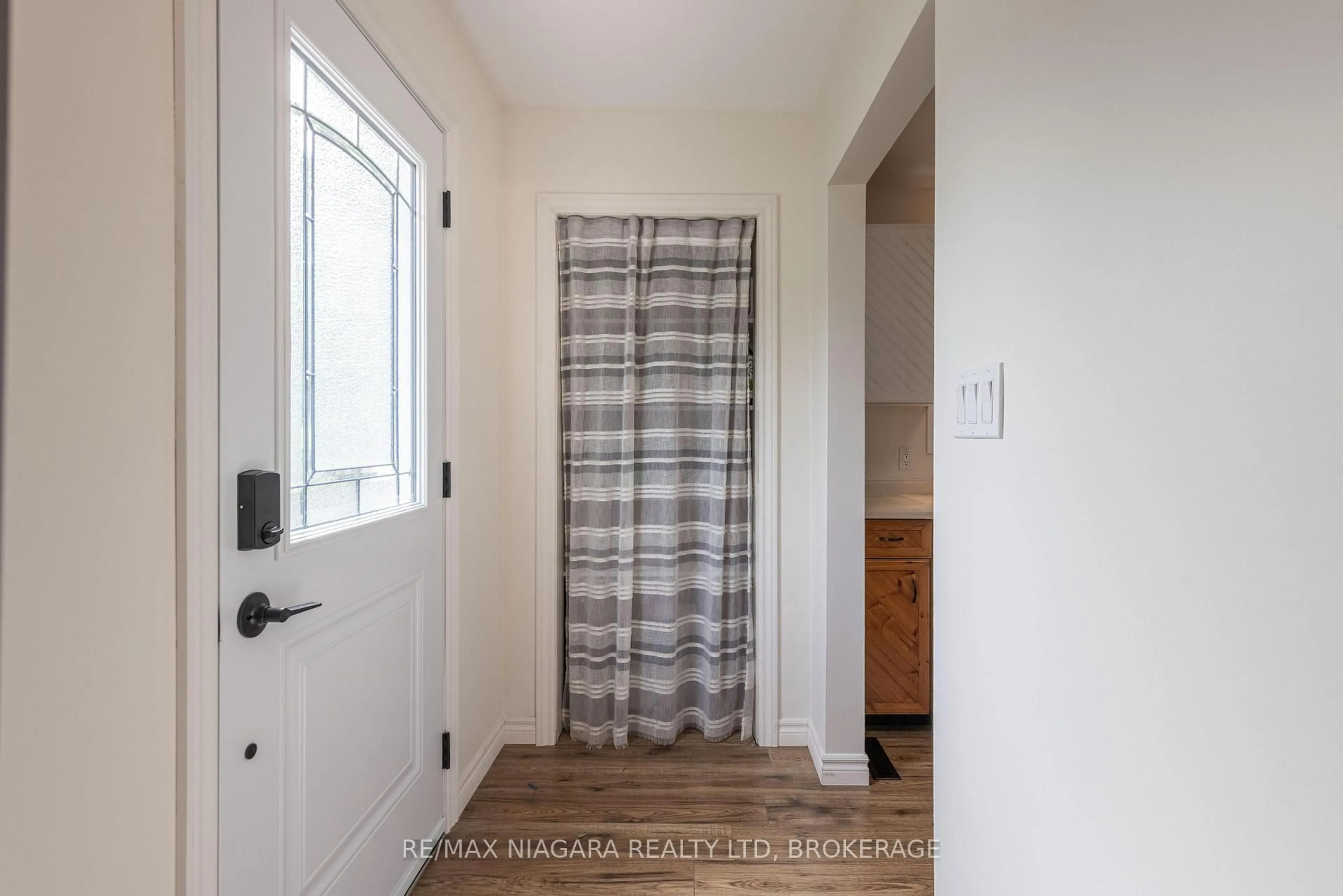 Indoor entryway for 8401 Breadner Cres, Niagara Falls Ontario L2G 6N6