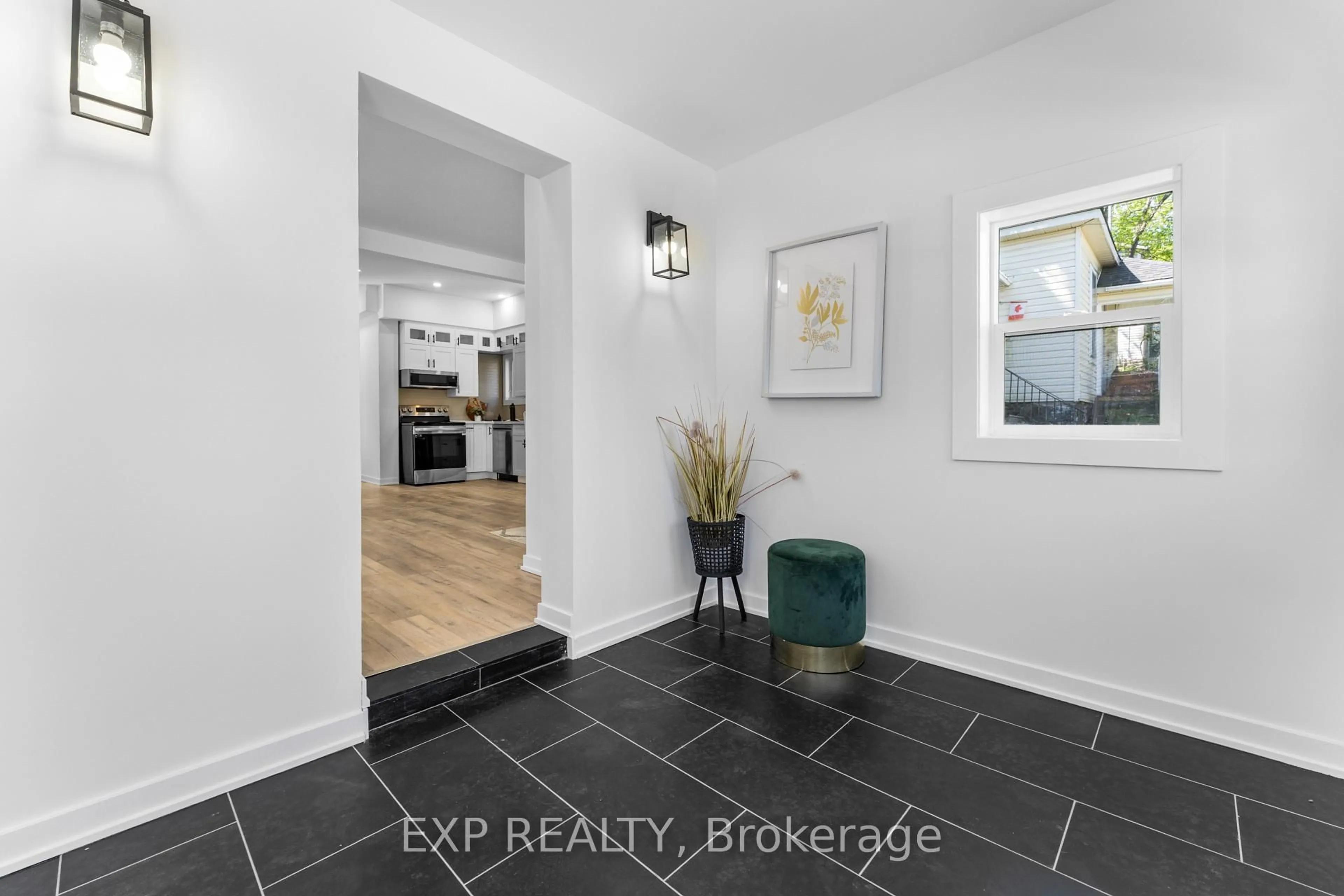 Indoor entryway for 15 Duncan St, Huntsville Ontario P1H 1P6