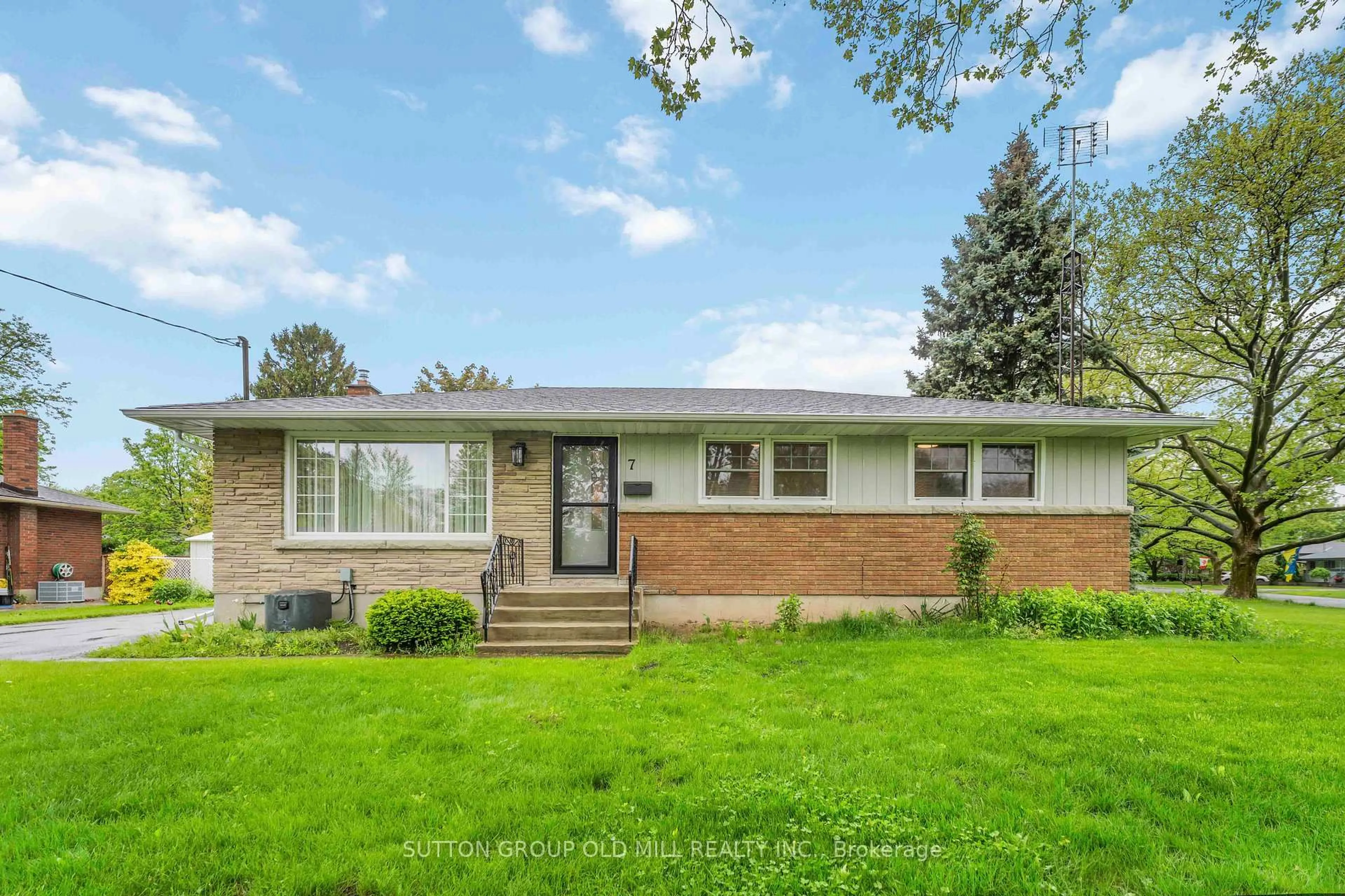 Home with vinyl exterior material, street for 7 Harper St, St. Catharines Ontario L2M 2X2