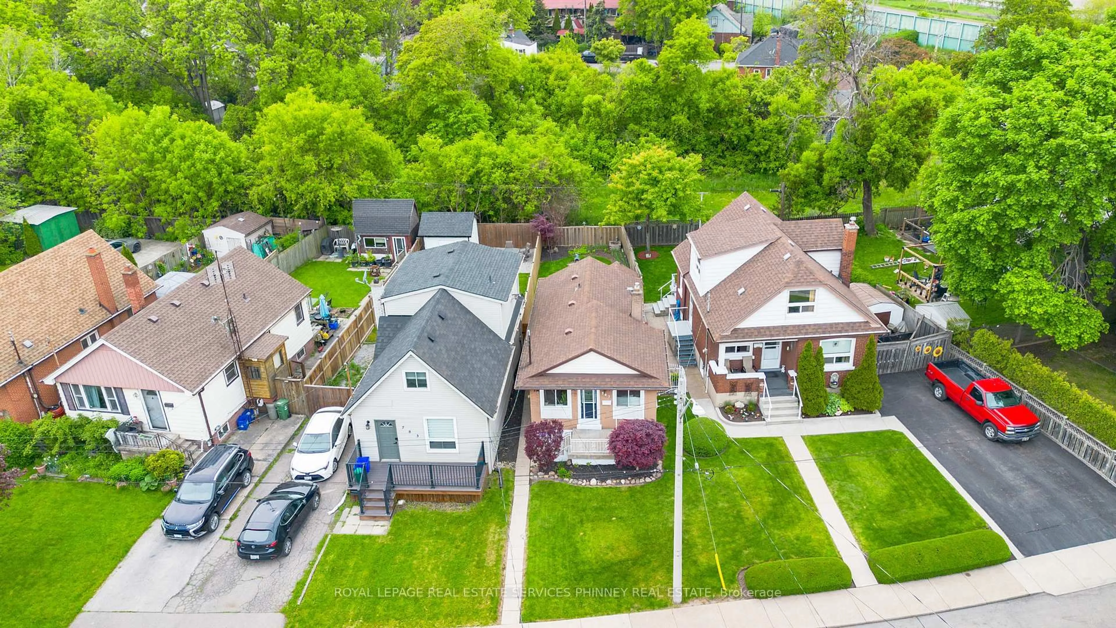 A pic from outside/outdoor area/front of a property/back of a property/a pic from drone, street for 787 Knox Ave, Hamilton Ontario L8H 6K9