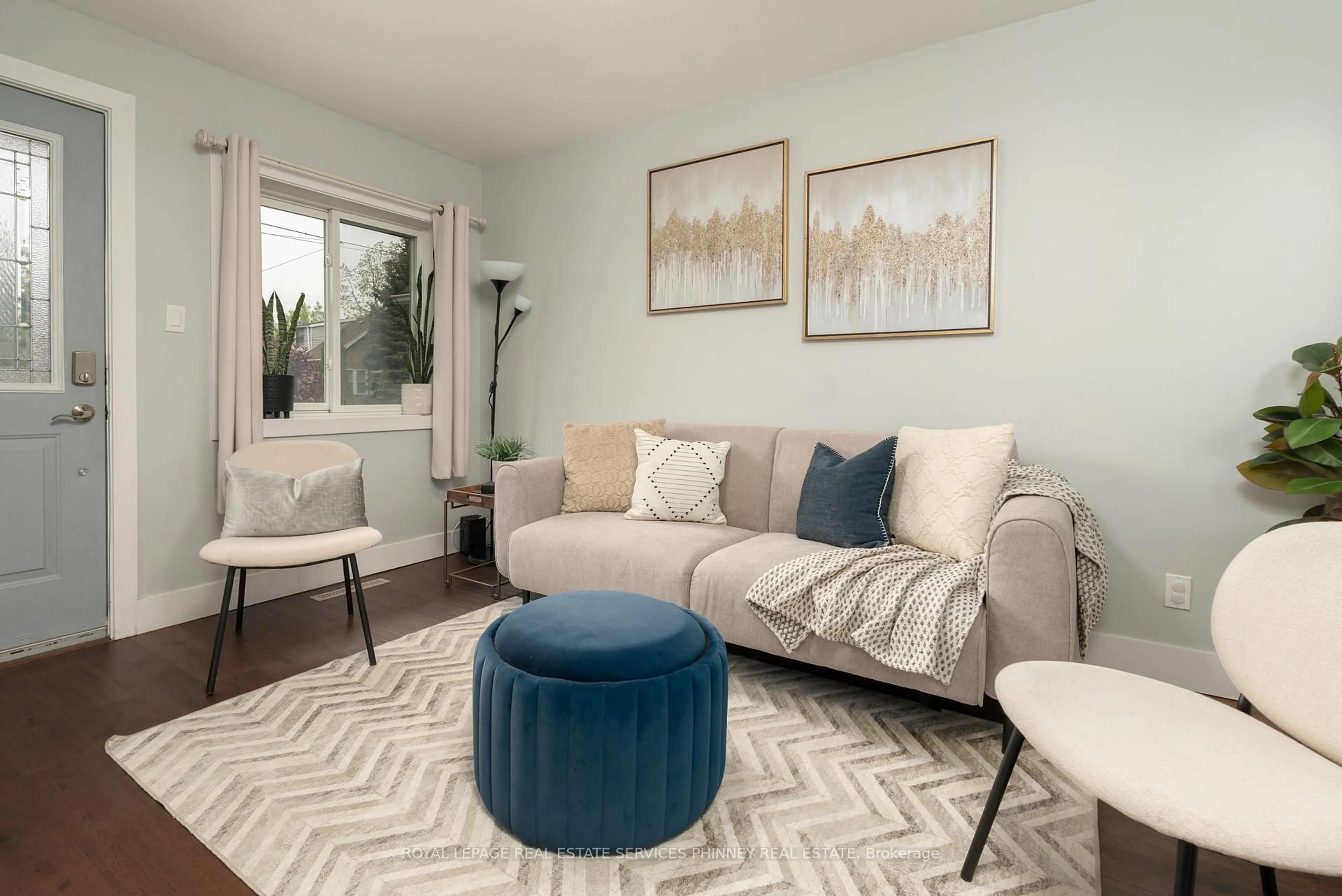 Living room with furniture, unknown for 787 Knox Ave, Hamilton Ontario L8H 6K9