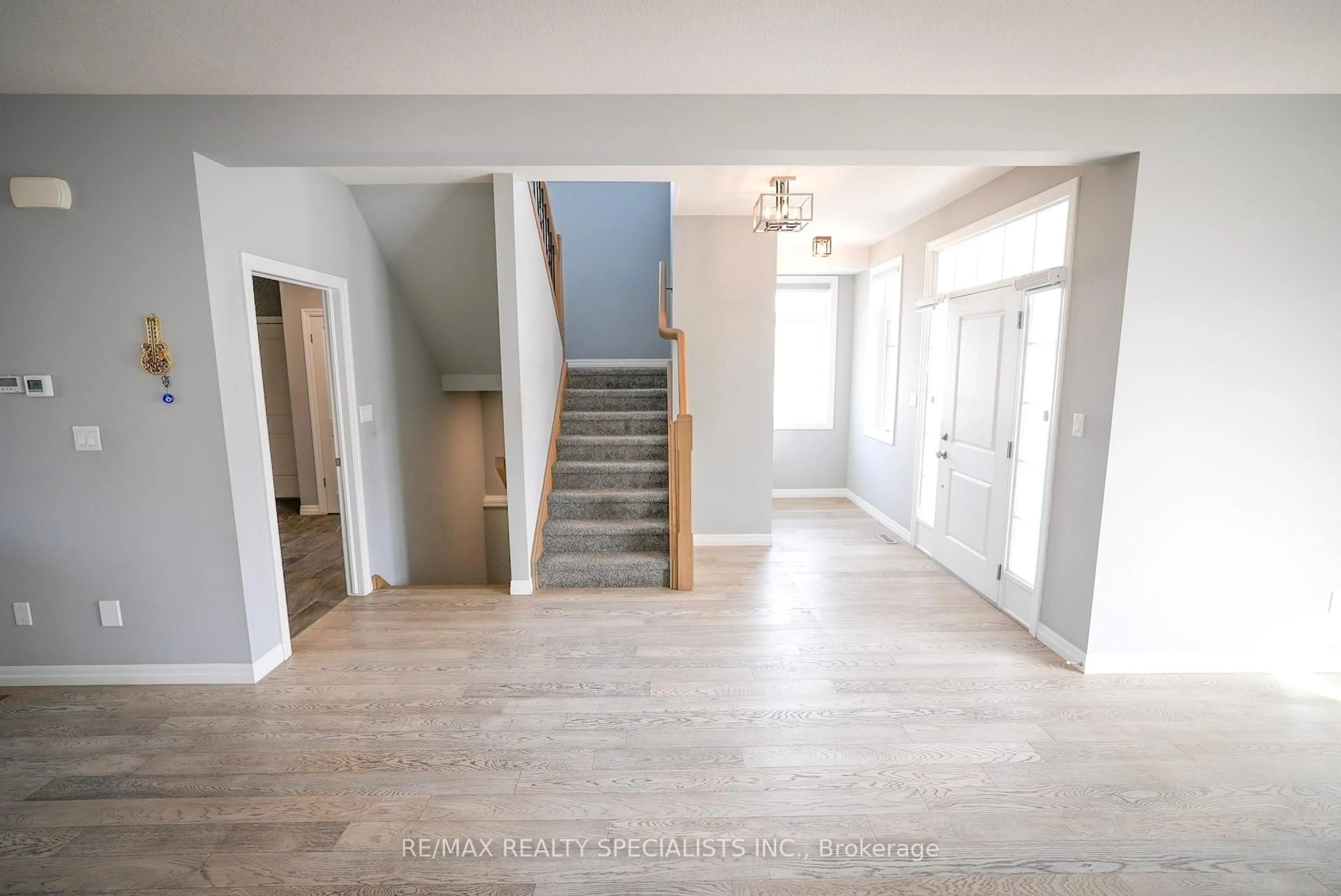 Indoor entryway for 900 Downing Dr, Woodstock Ontario N4T 0K4