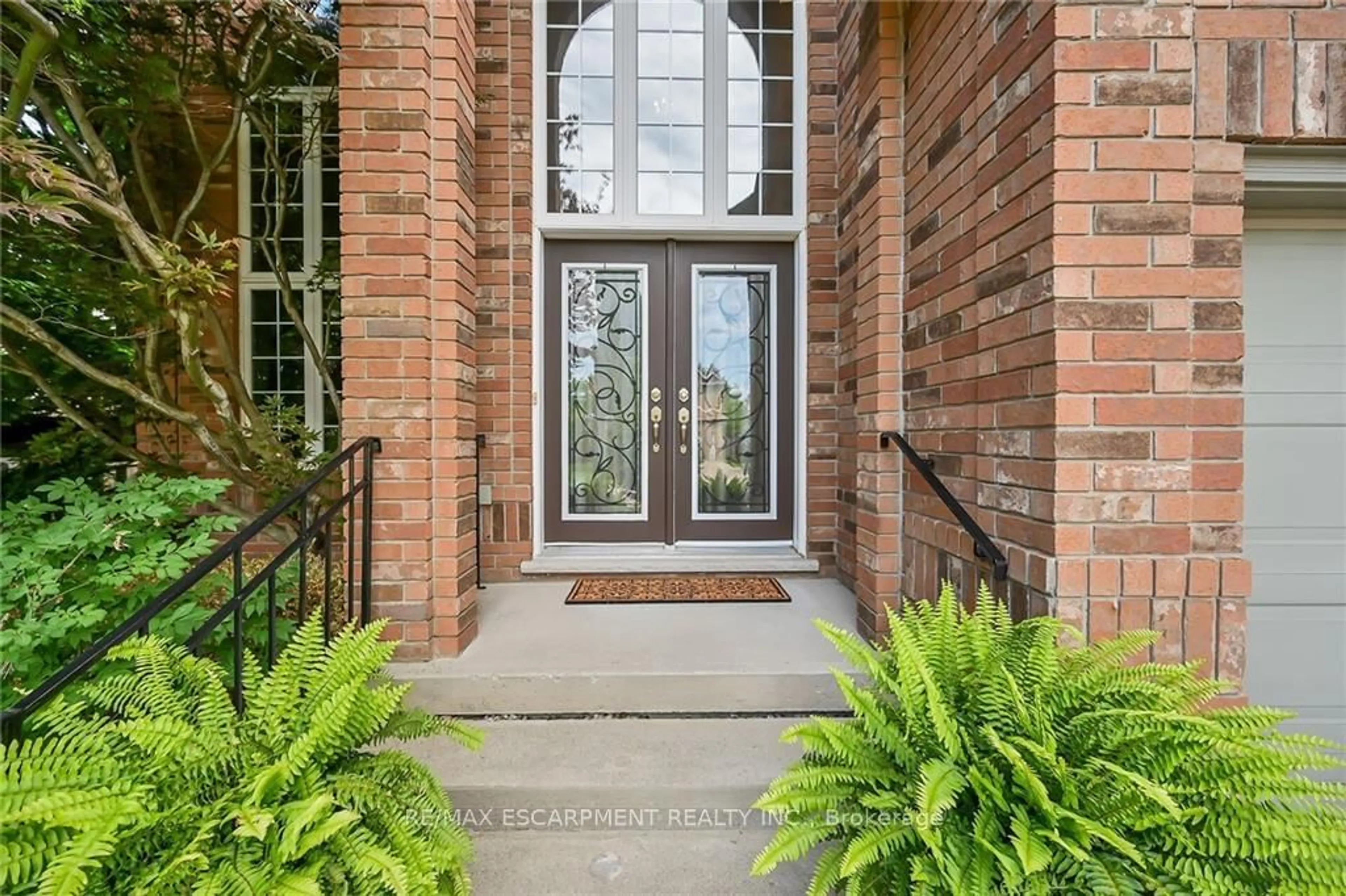 Indoor entryway for 15 Pelham Dr, Hamilton Ontario L9K 1L4