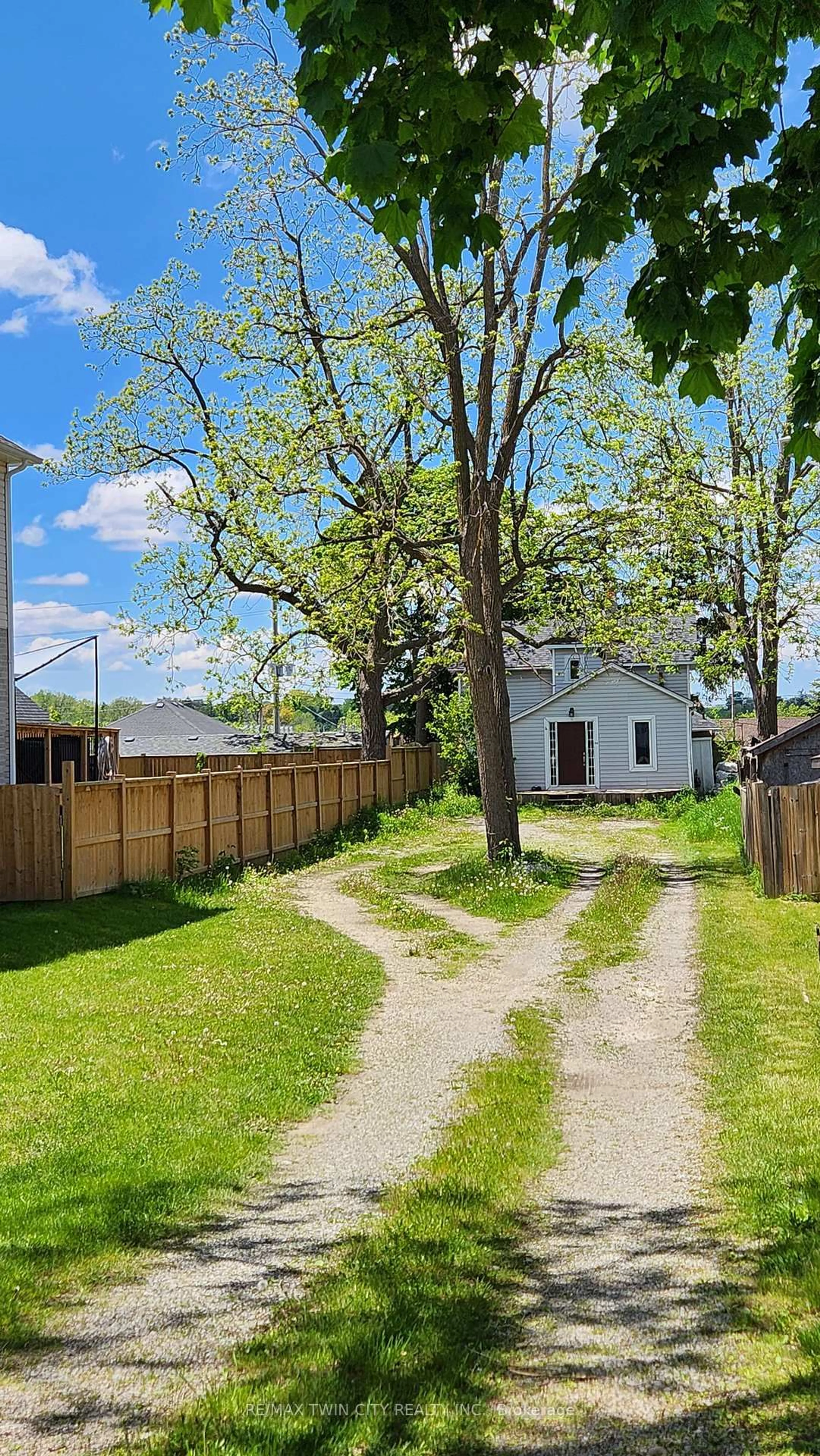 A pic from outside/outdoor area/front of a property/back of a property/a pic from drone, street for 44 Haddington St, Cambridge Ontario N1R 3P9