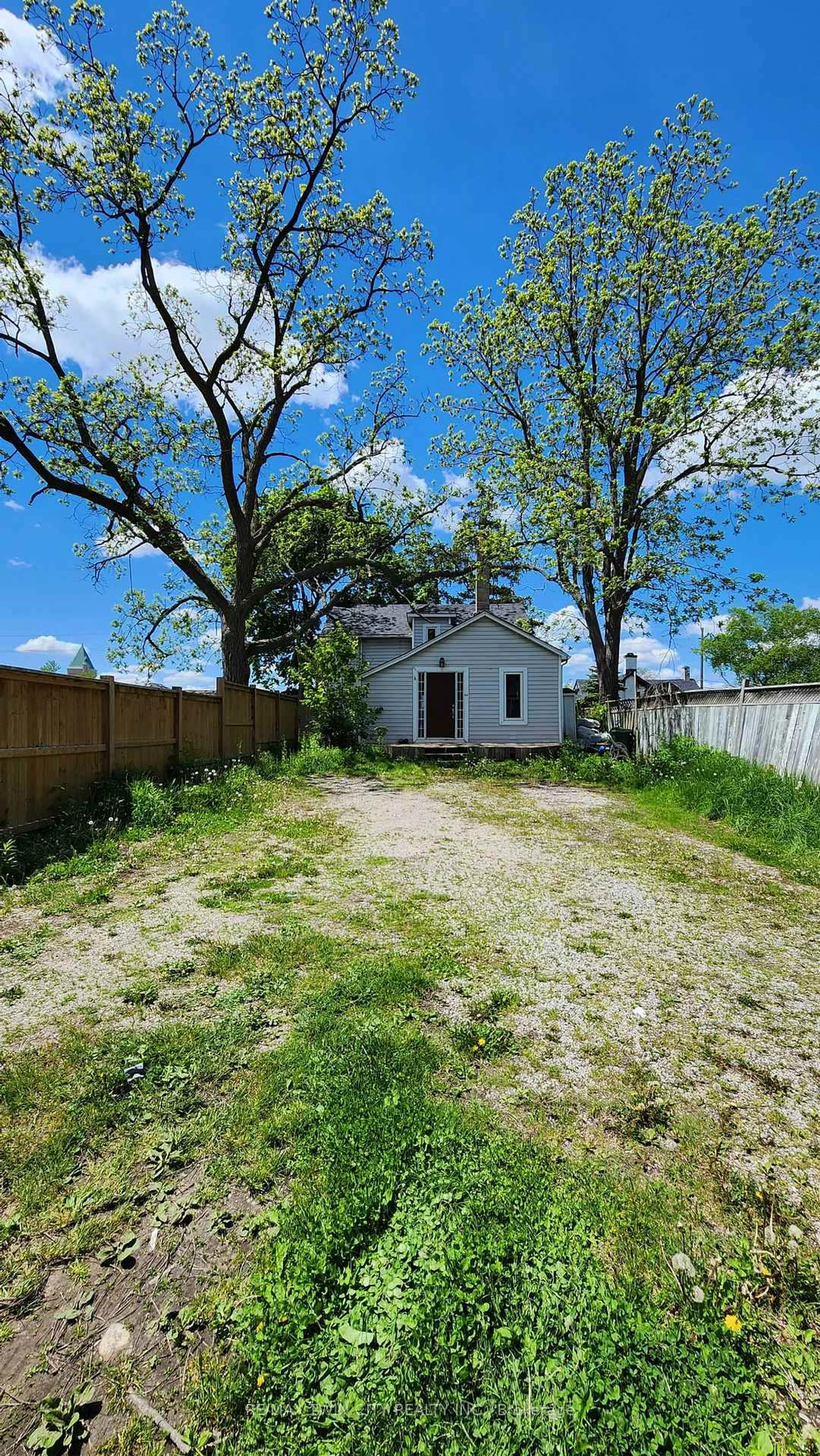 A pic from outside/outdoor area/front of a property/back of a property/a pic from drone, street for 44 Haddington St, Cambridge Ontario N1R 3P9