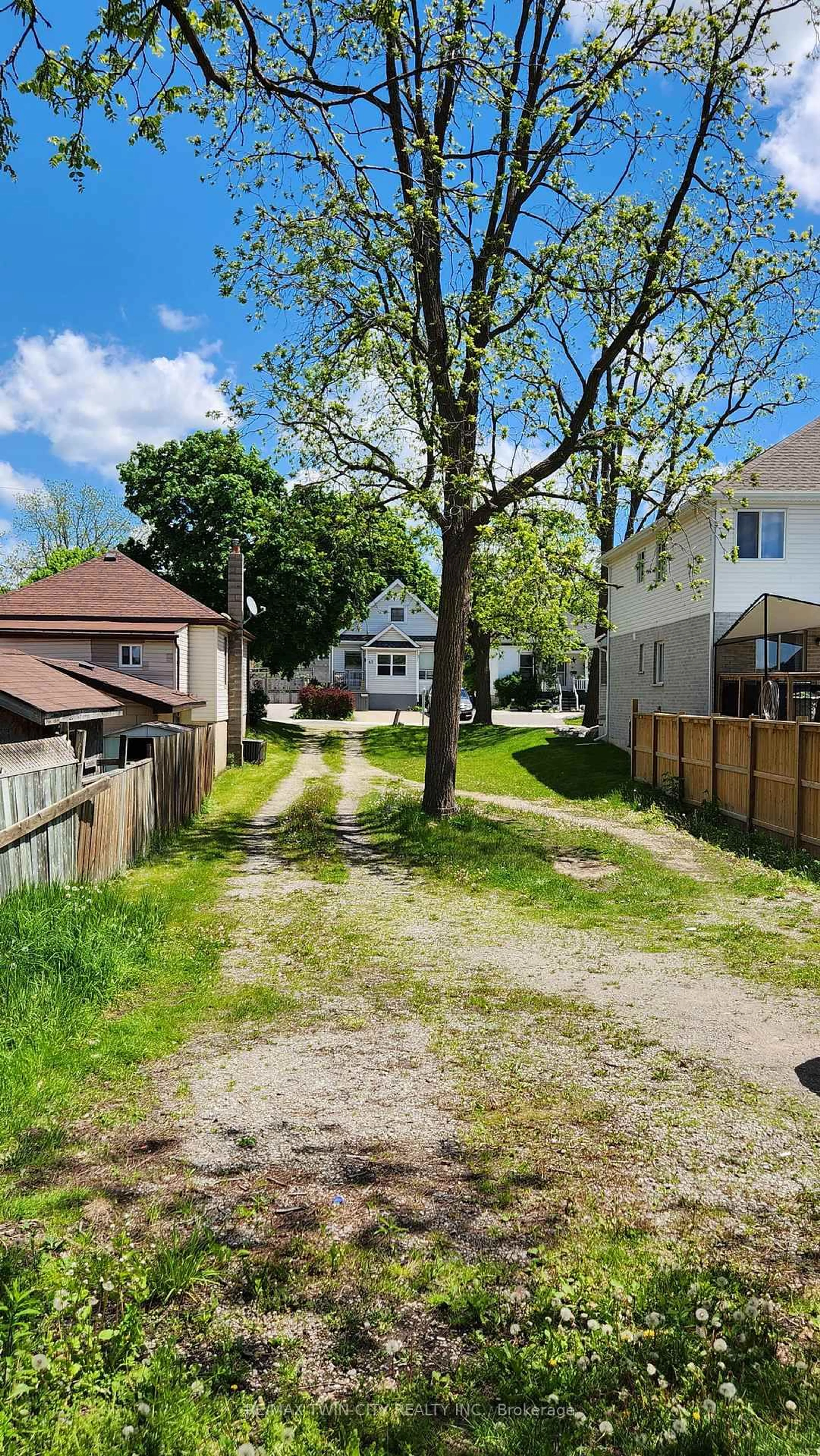 A pic from outside/outdoor area/front of a property/back of a property/a pic from drone, street for 44 Haddington St, Cambridge Ontario N1R 3P9