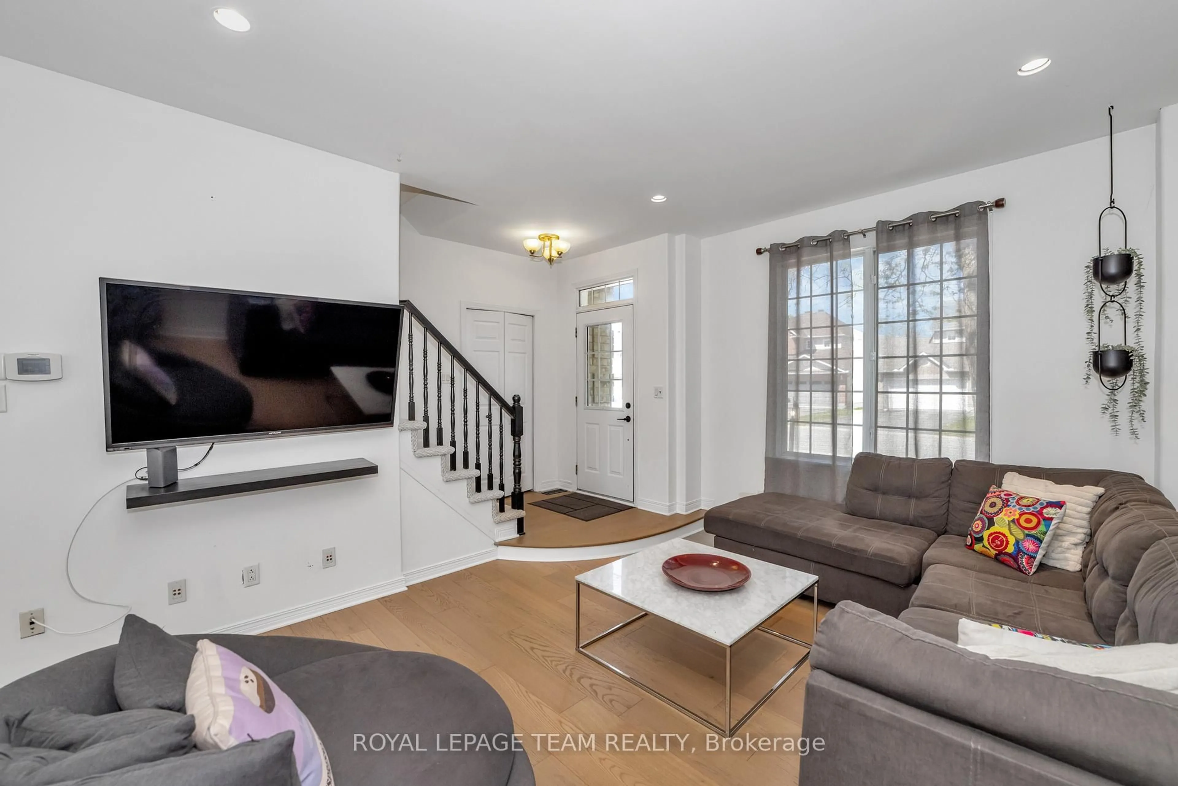 Living room with furniture, unknown for 5 Sundew Crt, Stittsville Ontario K2S 1Z5