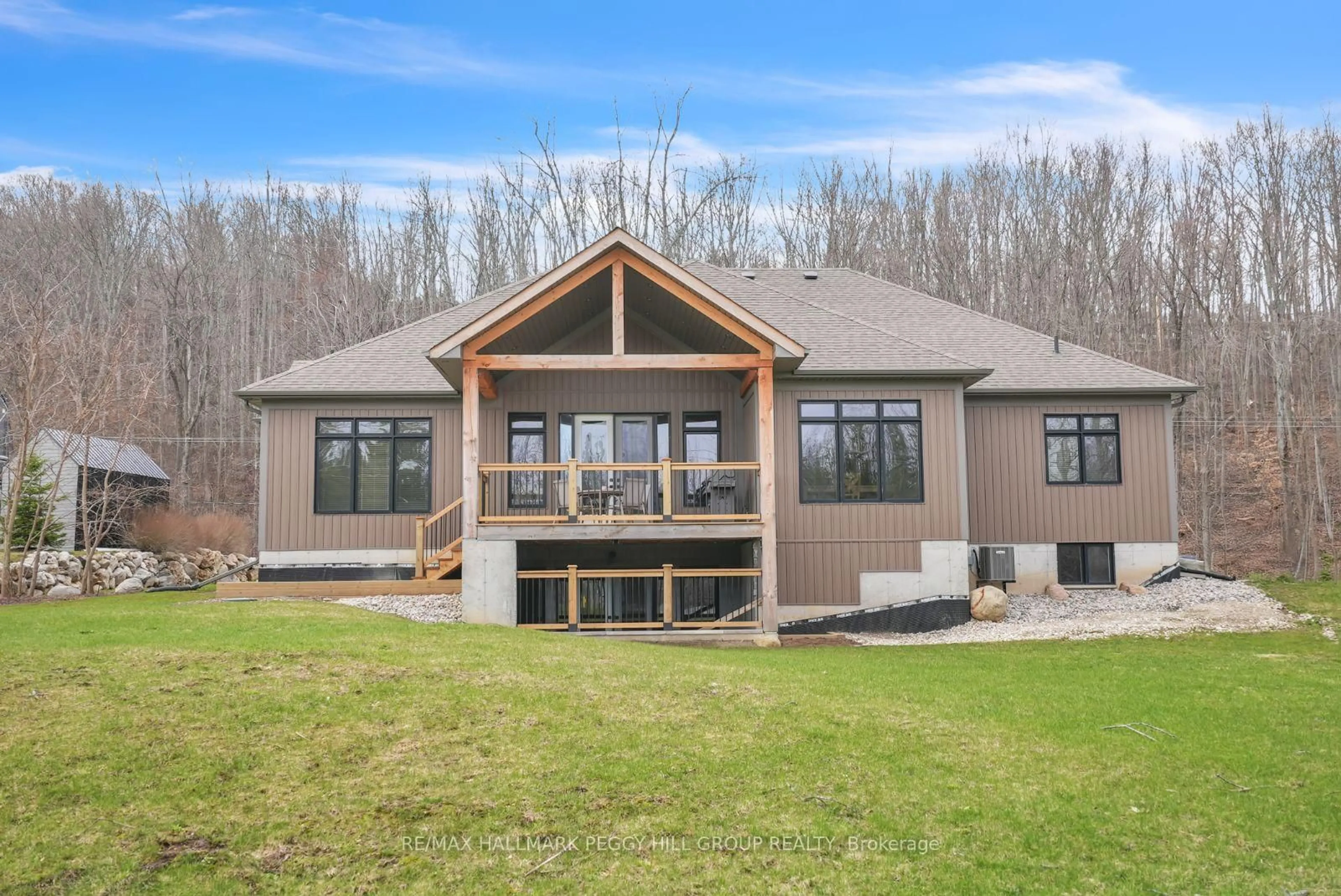 Home with vinyl exterior material, mountain view for 135 Old Highway 26 Cres, Meaford Ontario N4L 1W7