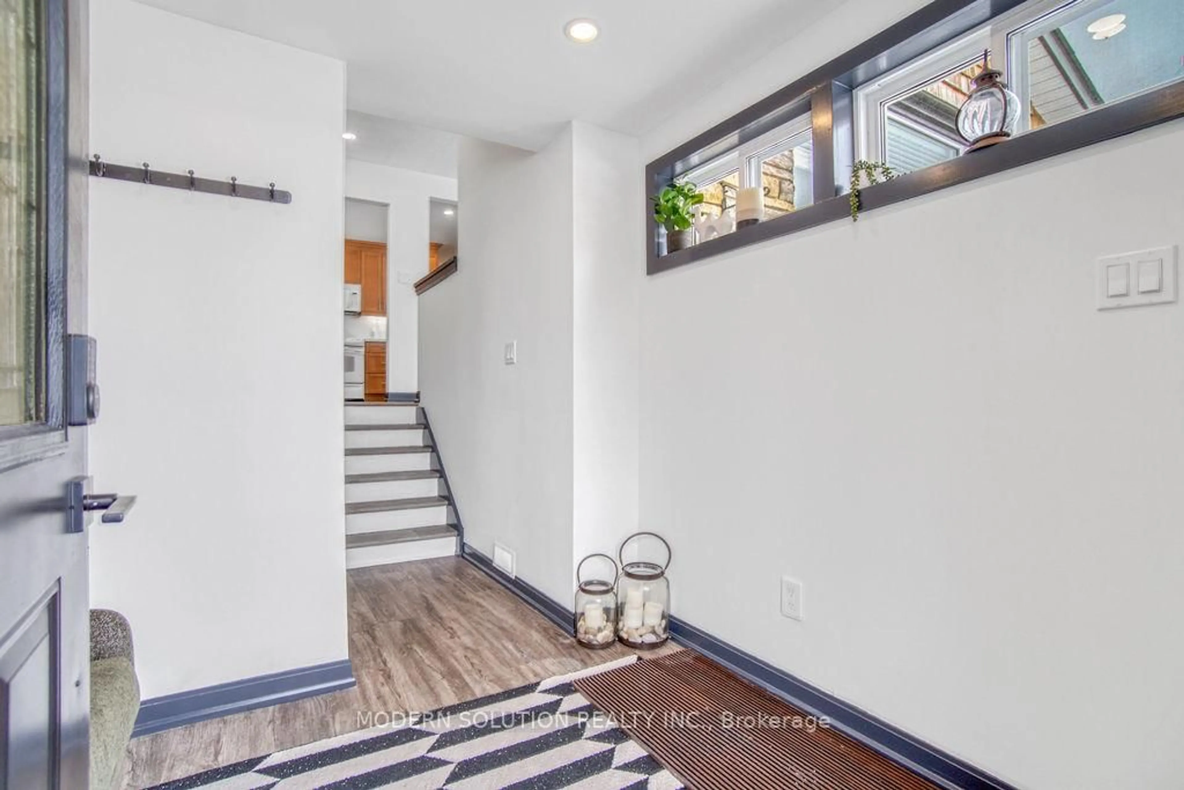 Indoor entryway for 82 Shea Cres, Kitchener Ontario N2E 1E8