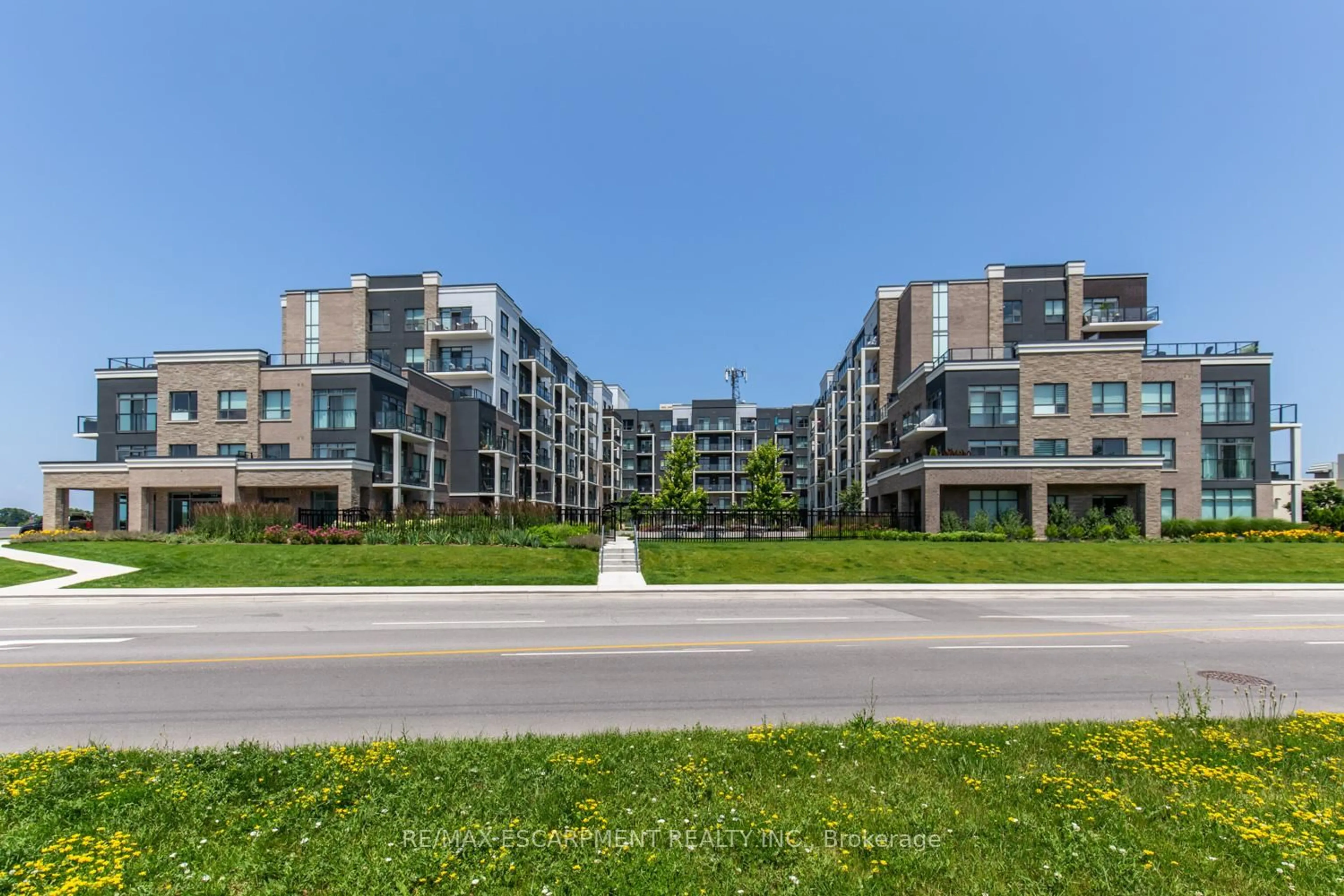A pic from outside/outdoor area/front of a property/back of a property/a pic from drone, unknown for 5055 Greenlane Rd #144, Lincoln Ontario L0R 1B3