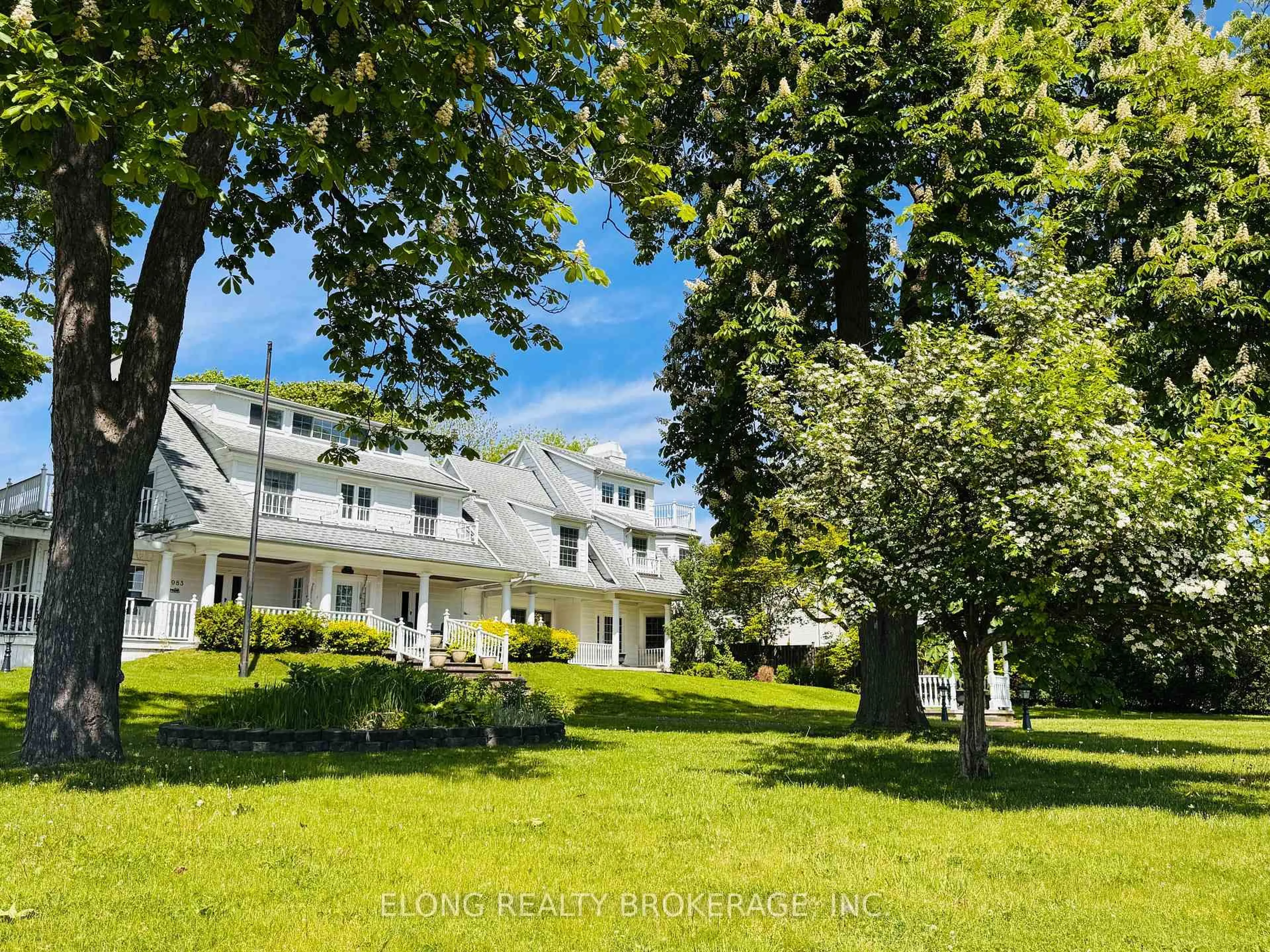 A pic from outside/outdoor area/front of a property/back of a property/a pic from drone, street for 4983 River Rd, Niagara Falls Ontario L2E 3G6