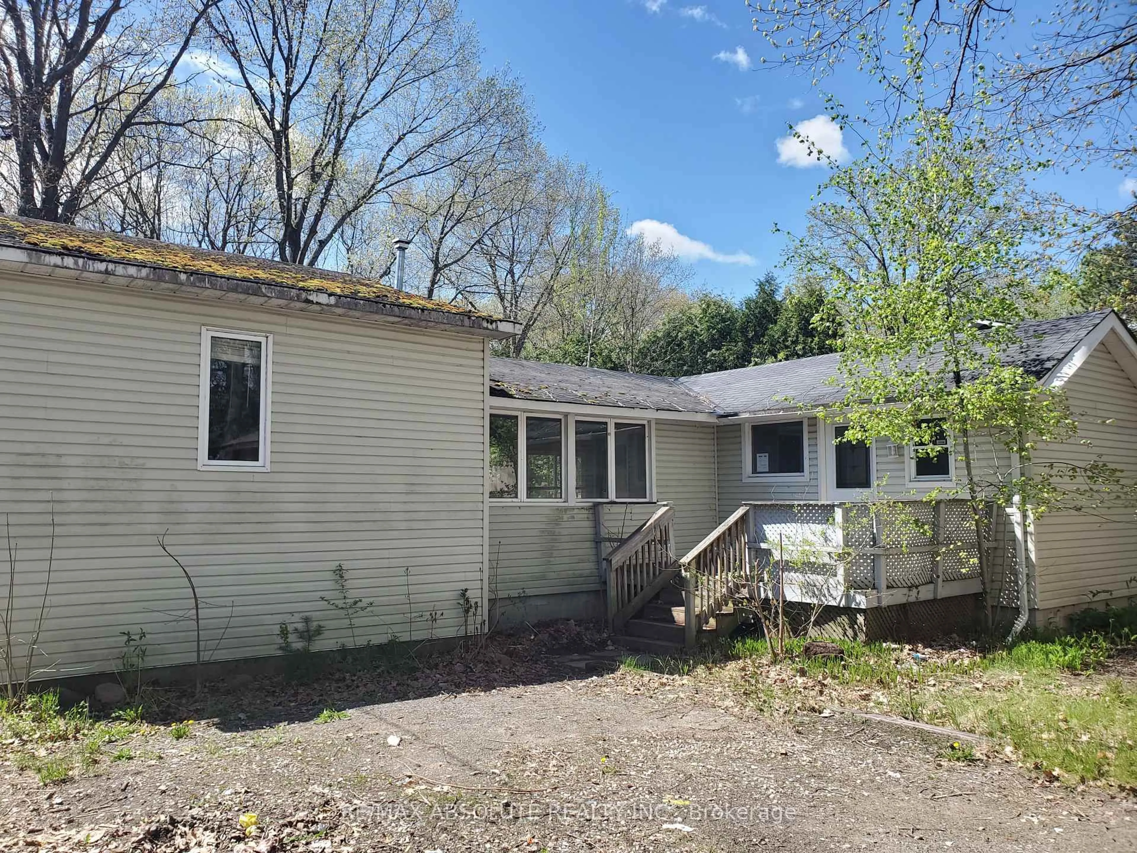 A pic from outside/outdoor area/front of a property/back of a property/a pic from drone, unknown for 755 BAYVIEW Dr, Ottawa Ontario K0A 3M0