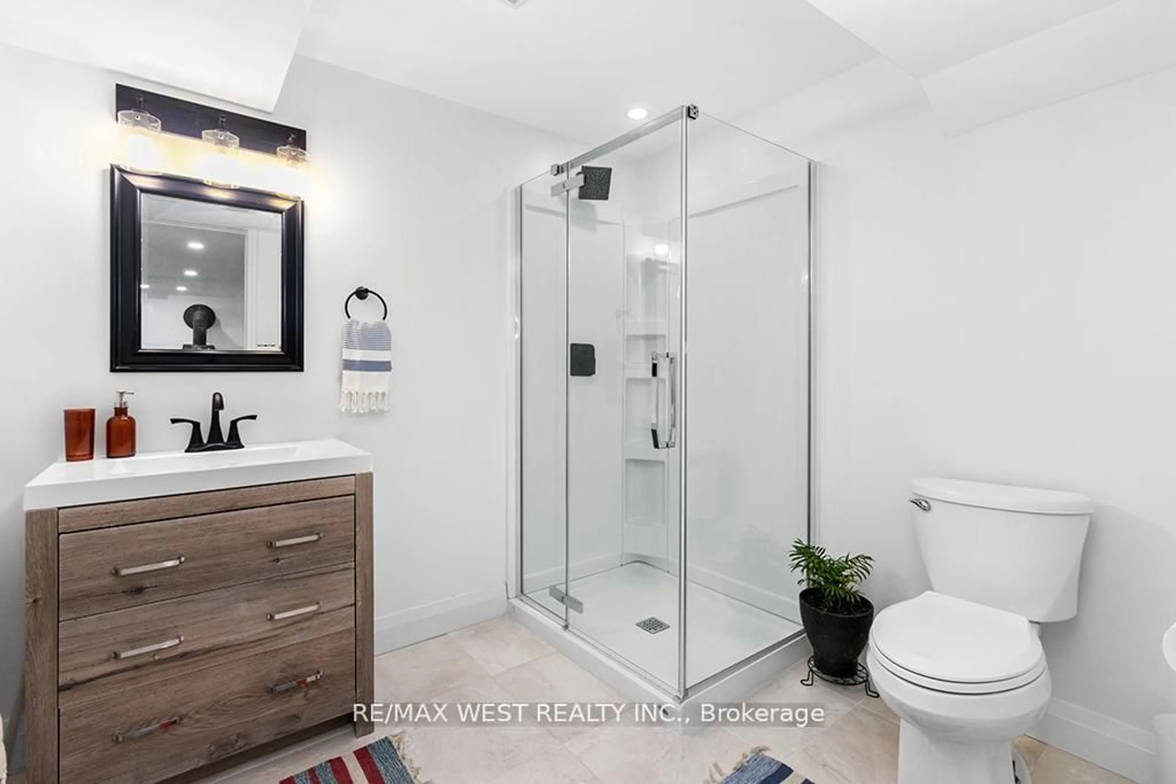 Contemporary bathroom, ceramic/tile floor for 783255 County Rd 9 Rd, Melancthon Ontario L9V 2P8