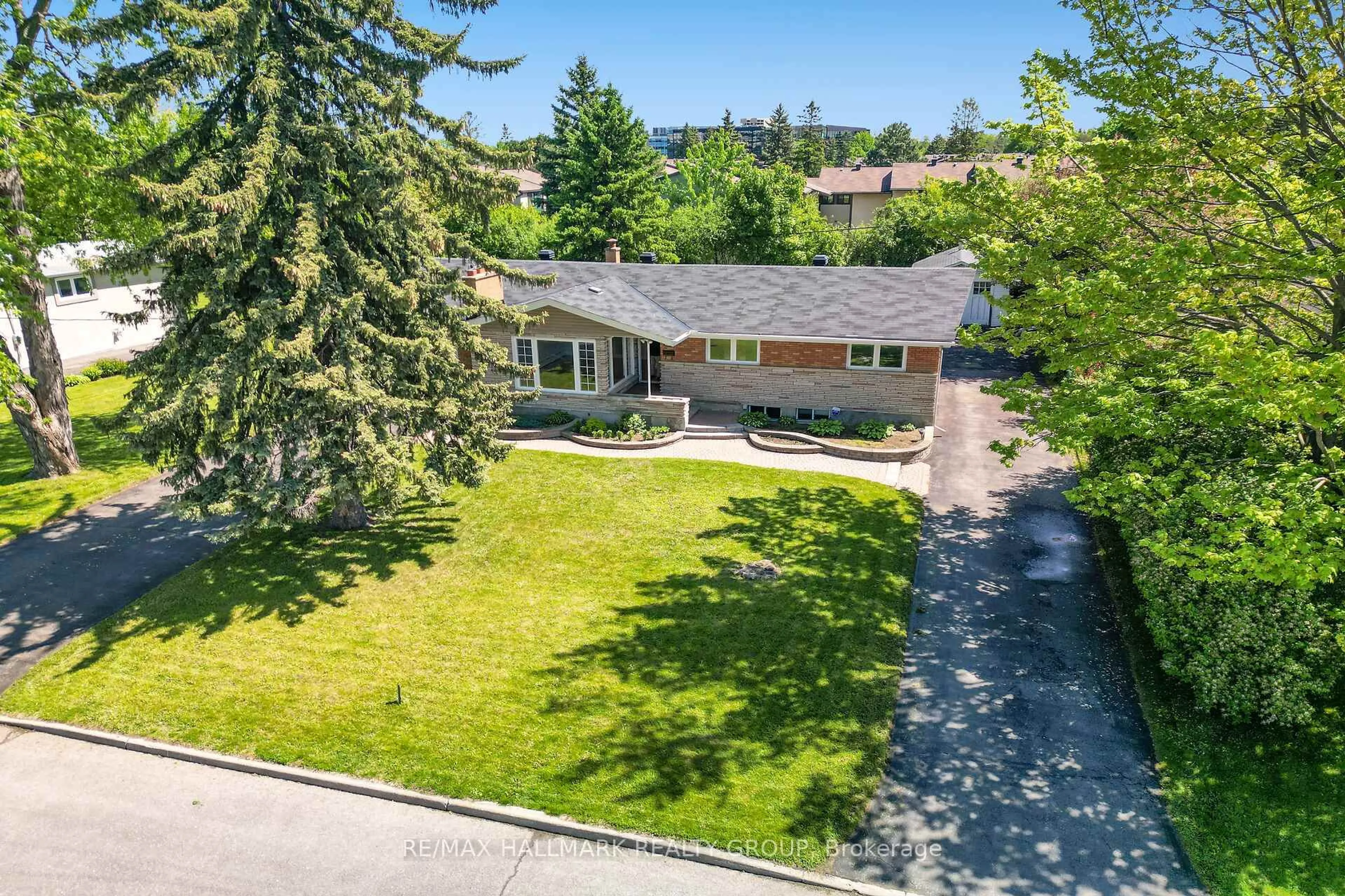 A pic from outside/outdoor area/front of a property/back of a property/a pic from drone, street for 1399 Aurele St, Ottawa Ontario K1B 3L4