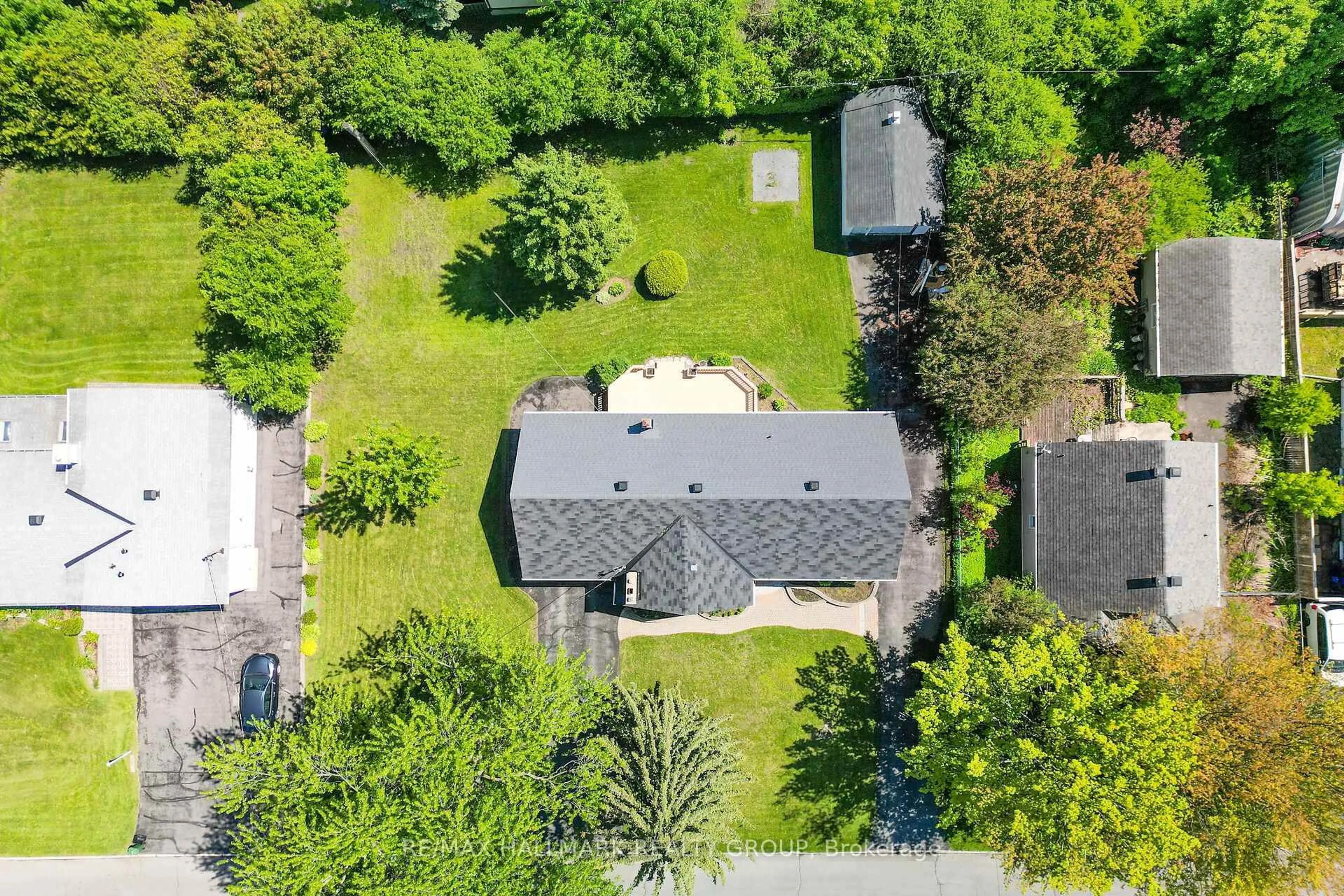 A pic from outside/outdoor area/front of a property/back of a property/a pic from drone, street for 1399 Aurele St, Ottawa Ontario K1B 3L4