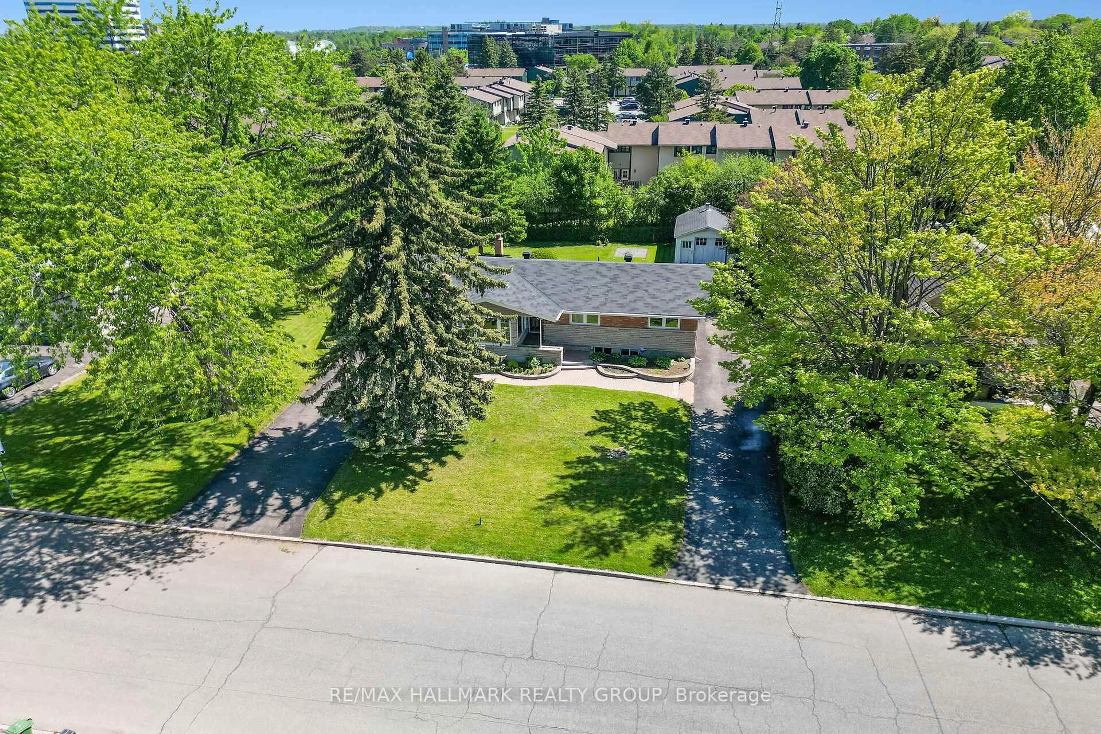 A pic from outside/outdoor area/front of a property/back of a property/a pic from drone, street for 1399 Aurele St, Ottawa Ontario K1B 3L4