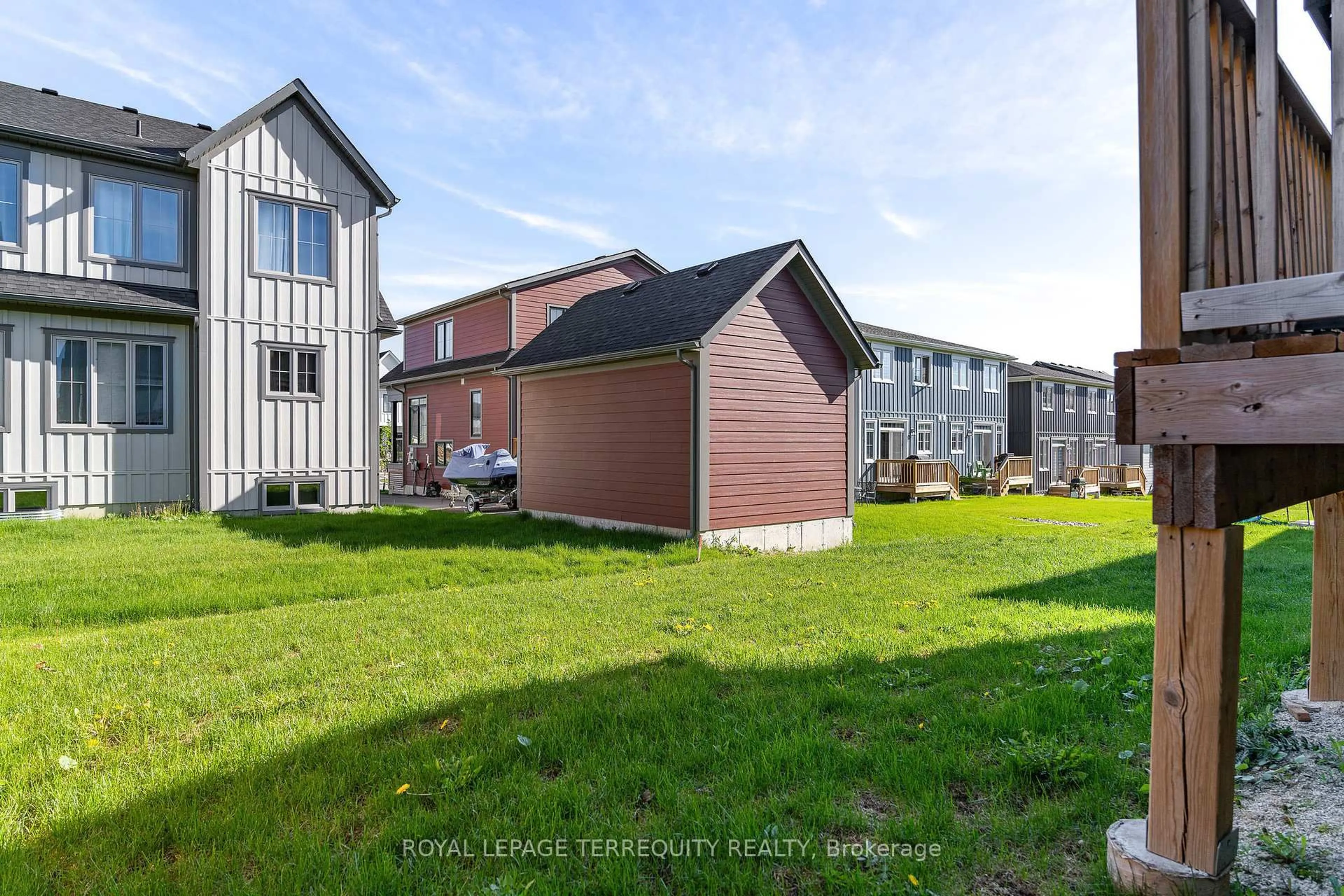 A pic from outside/outdoor area/front of a property/back of a property/a pic from drone, street for 156 Sycamore St, Blue Mountains Ontario L9Y 4E4