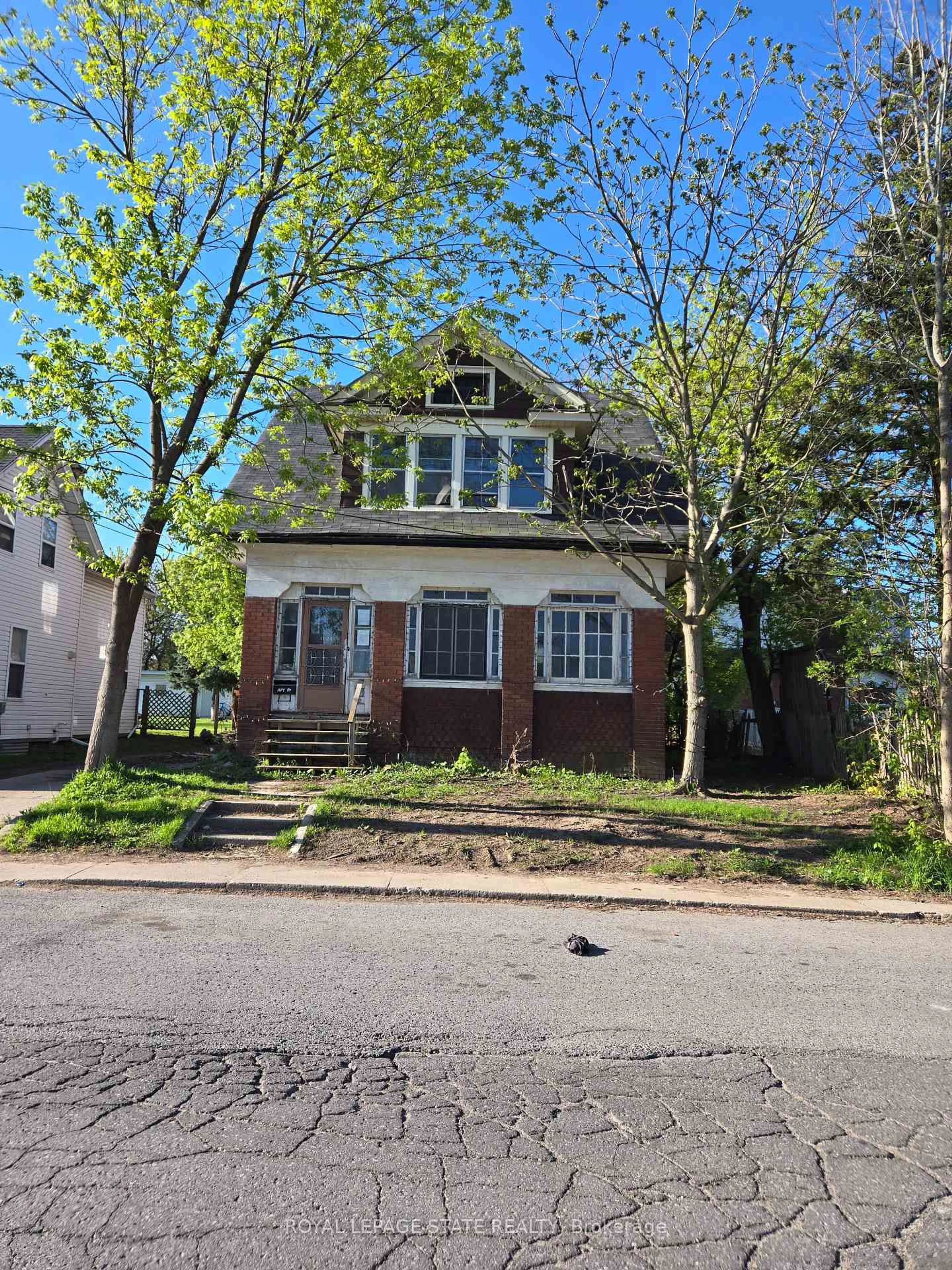 Home with brick exterior material, street for 4624 Huron St, Niagara Falls Ontario L2E 2H5