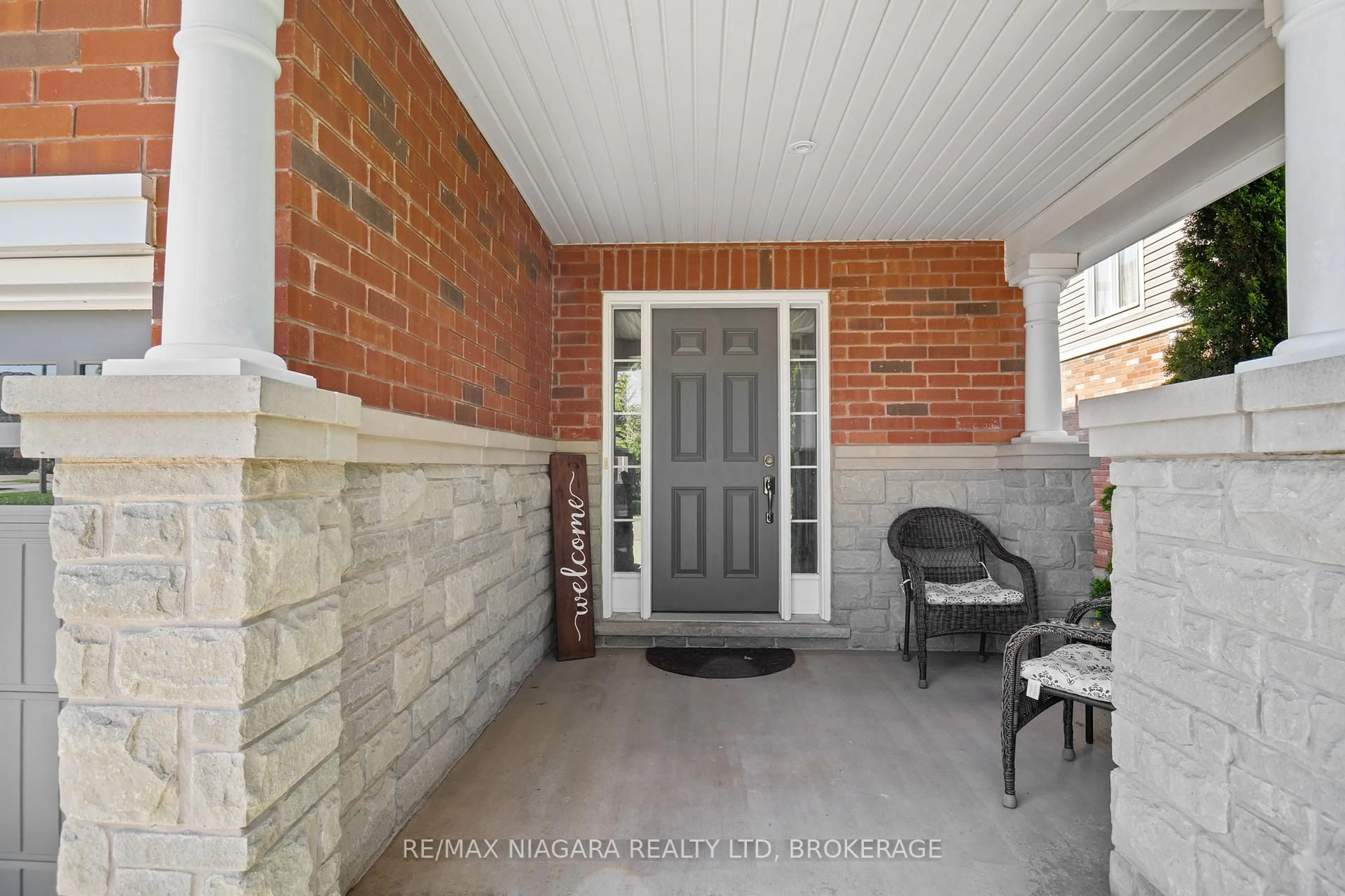 Indoor entryway for 8809 Kudlac St, Niagara Falls Ontario L2H 0C5