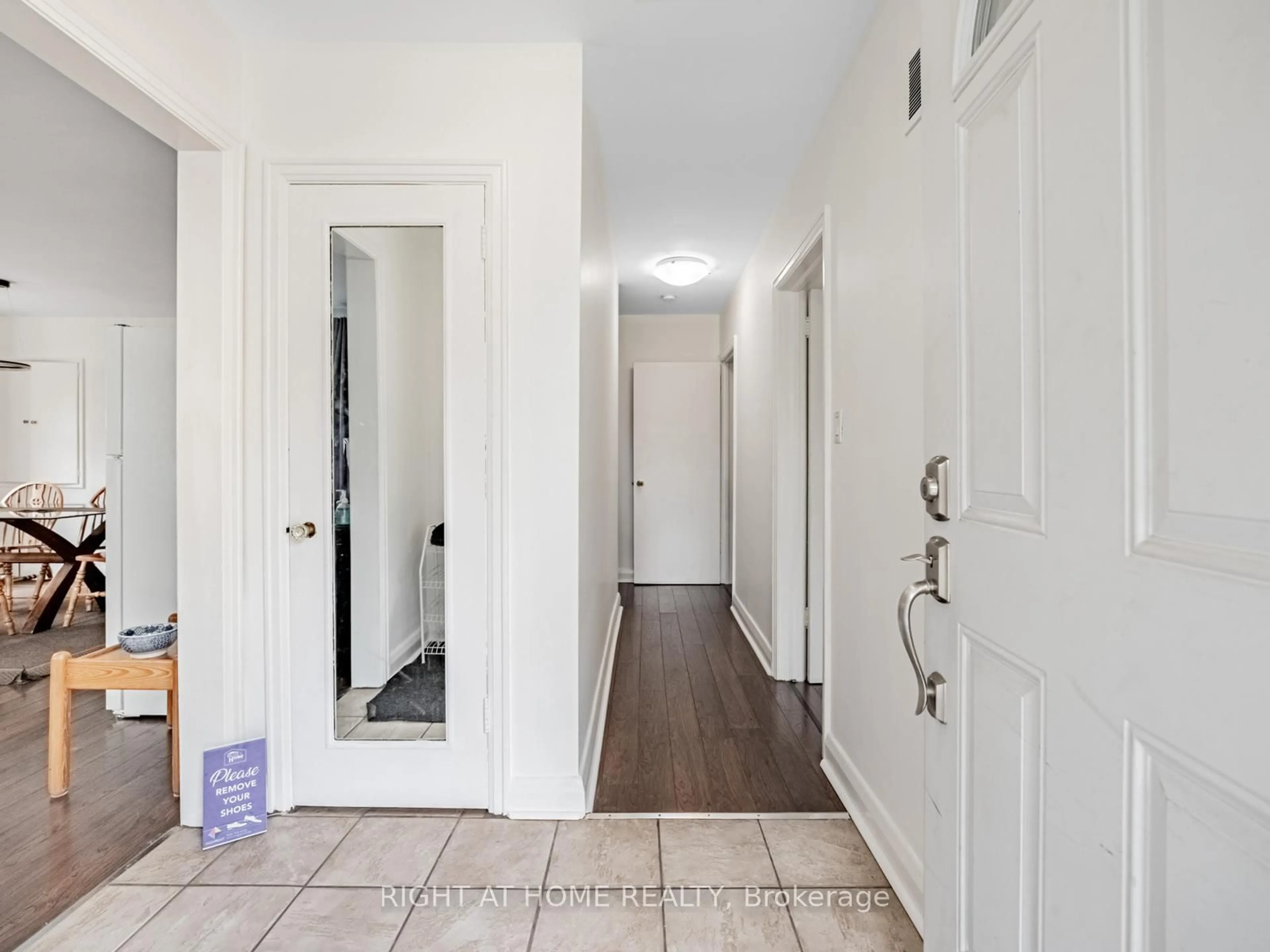 Indoor entryway for 194 Cline Ave, Hamilton Ontario L8S 1X4
