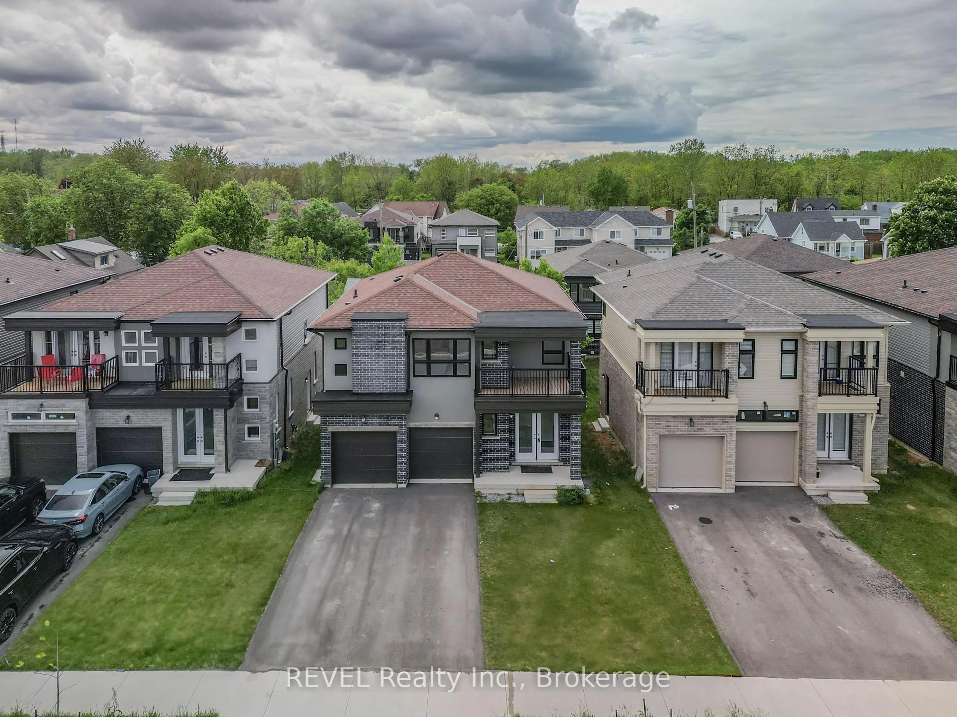 A pic from outside/outdoor area/front of a property/back of a property/a pic from drone, street for 201 Pilkington St, Thorold Ontario L2V 0N5