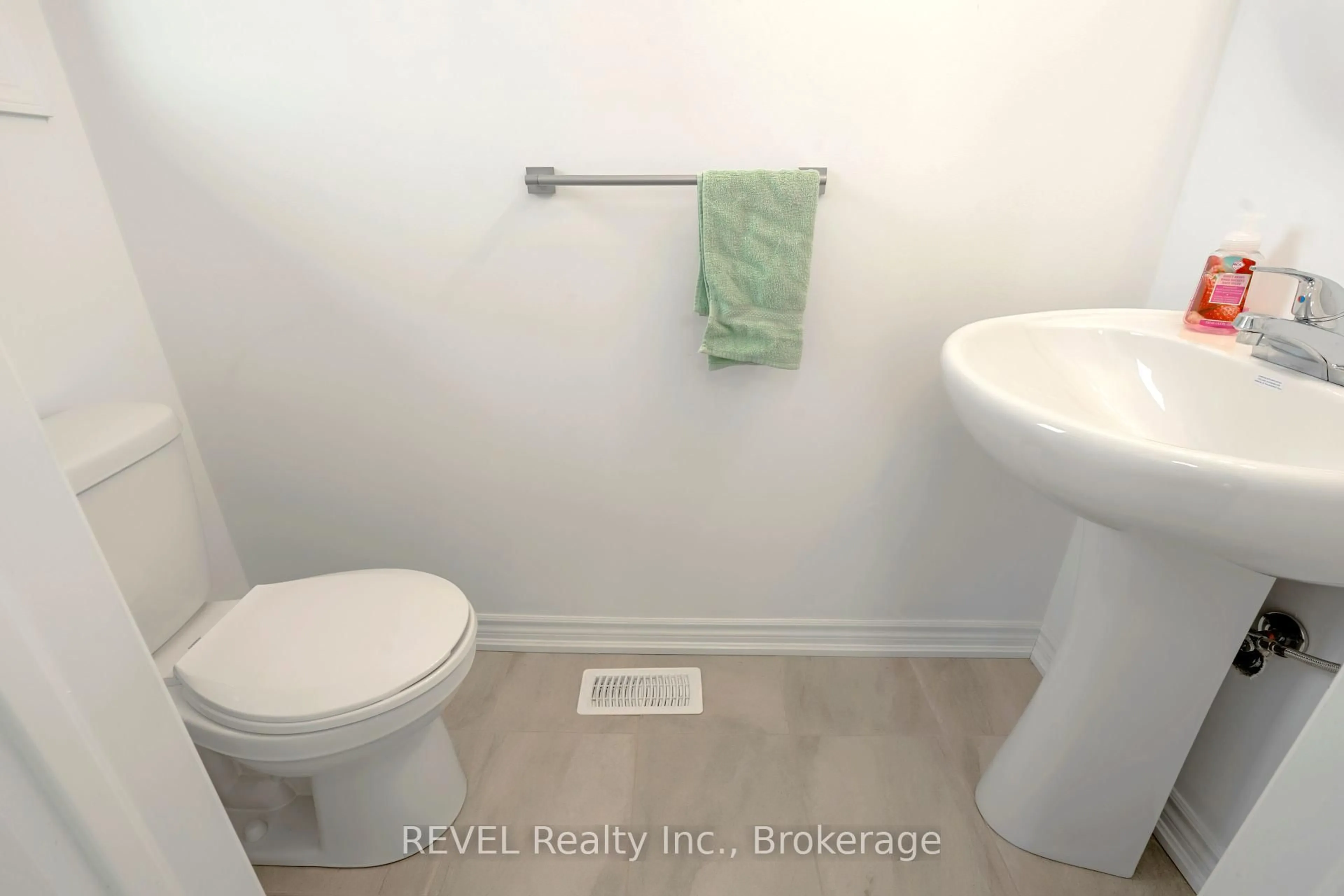 Standard bathroom, unknown for 201 Pilkington St, Thorold Ontario L2V 0N5