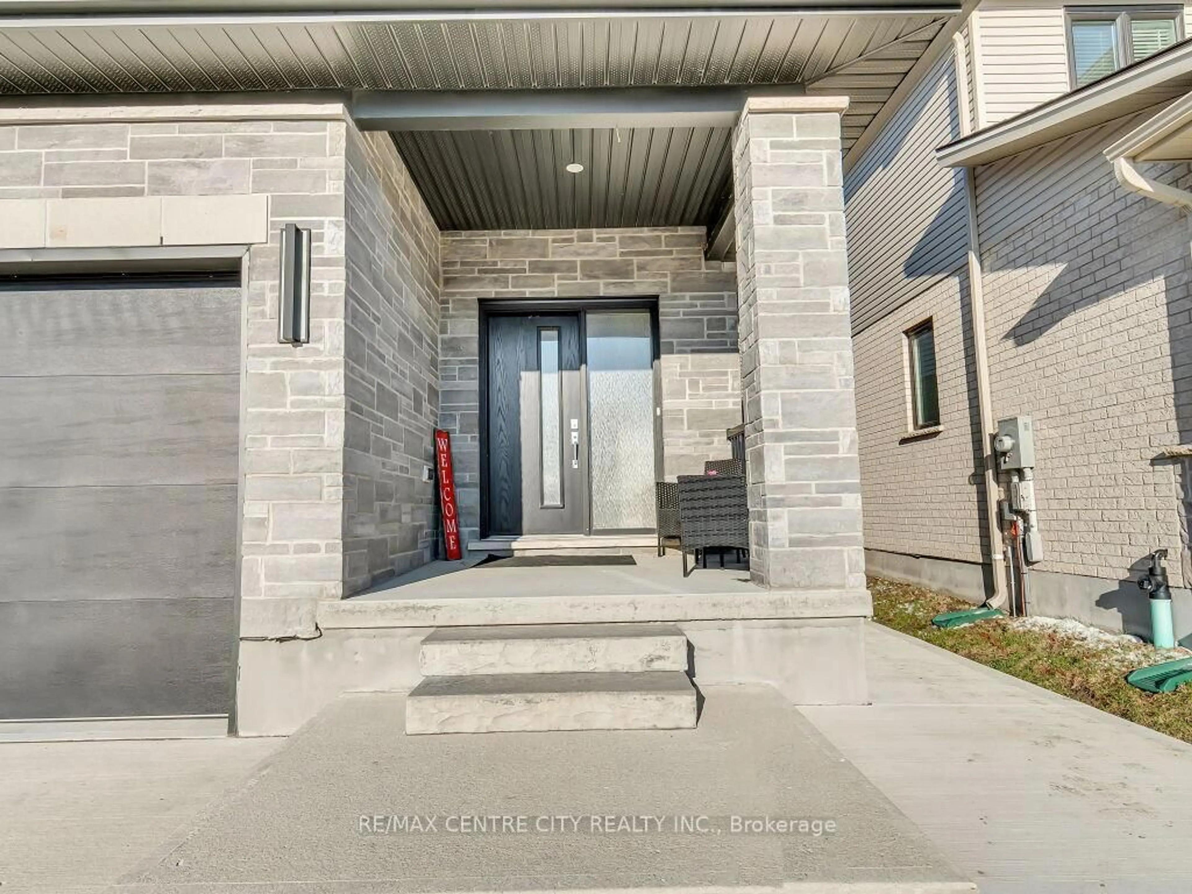 Indoor entryway for 2096 Coronation Dr, London North Ontario N6G 0A7