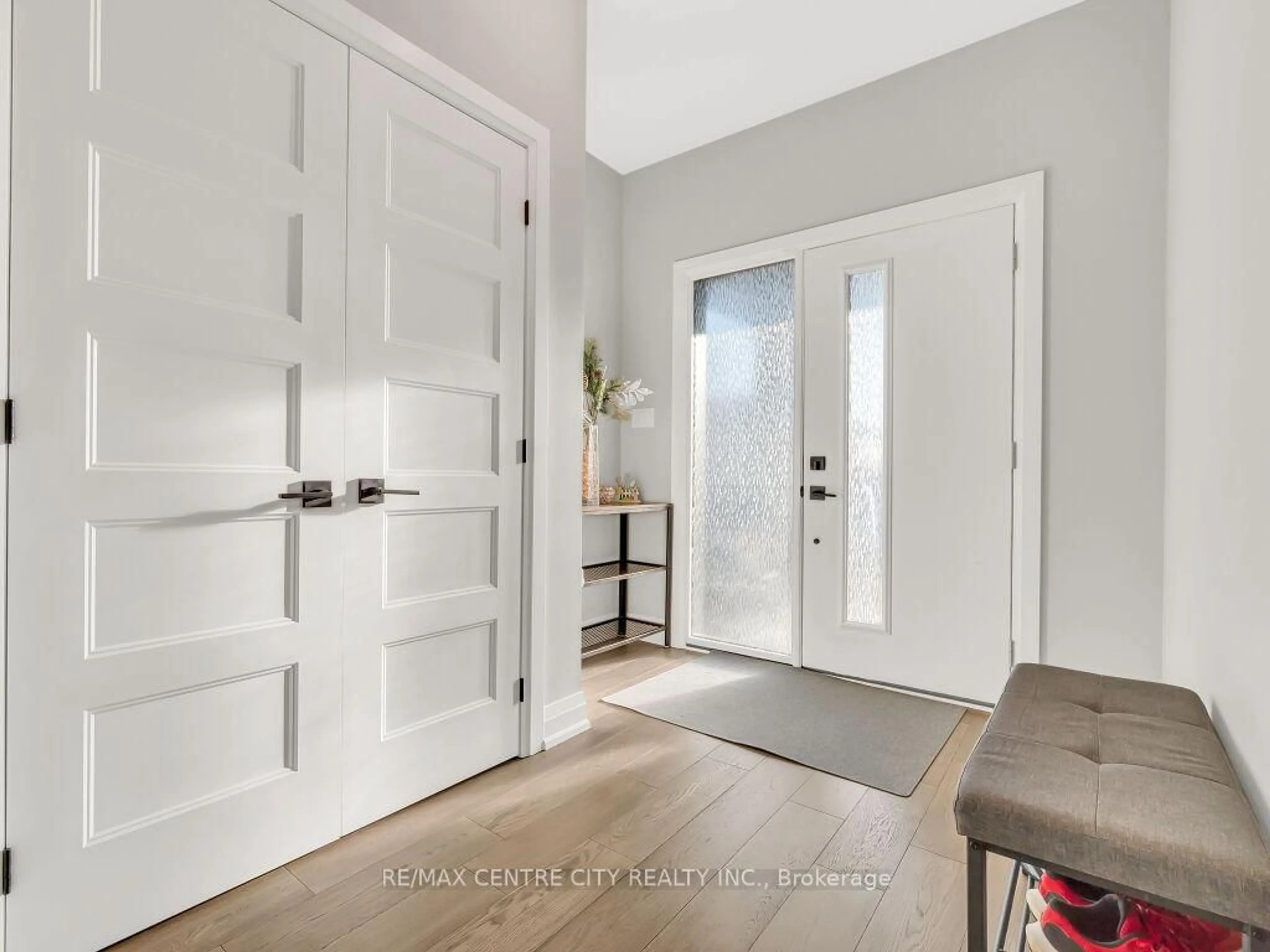 Indoor entryway for 2096 Coronation Dr, London North Ontario N6G 0A7