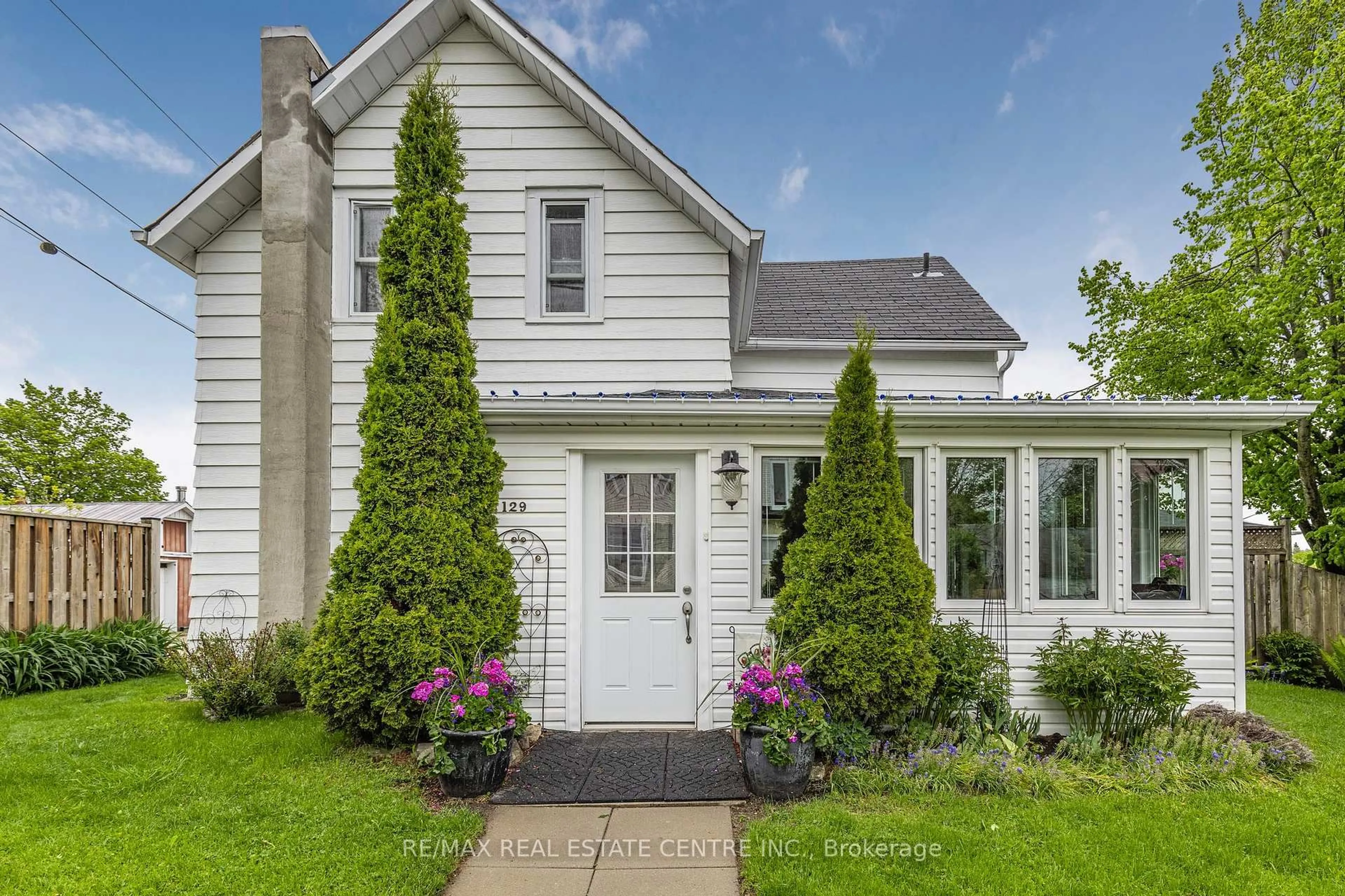 Home with vinyl exterior material, street for 129 Dufferin St, Shelburne Ontario L9V 2Z1