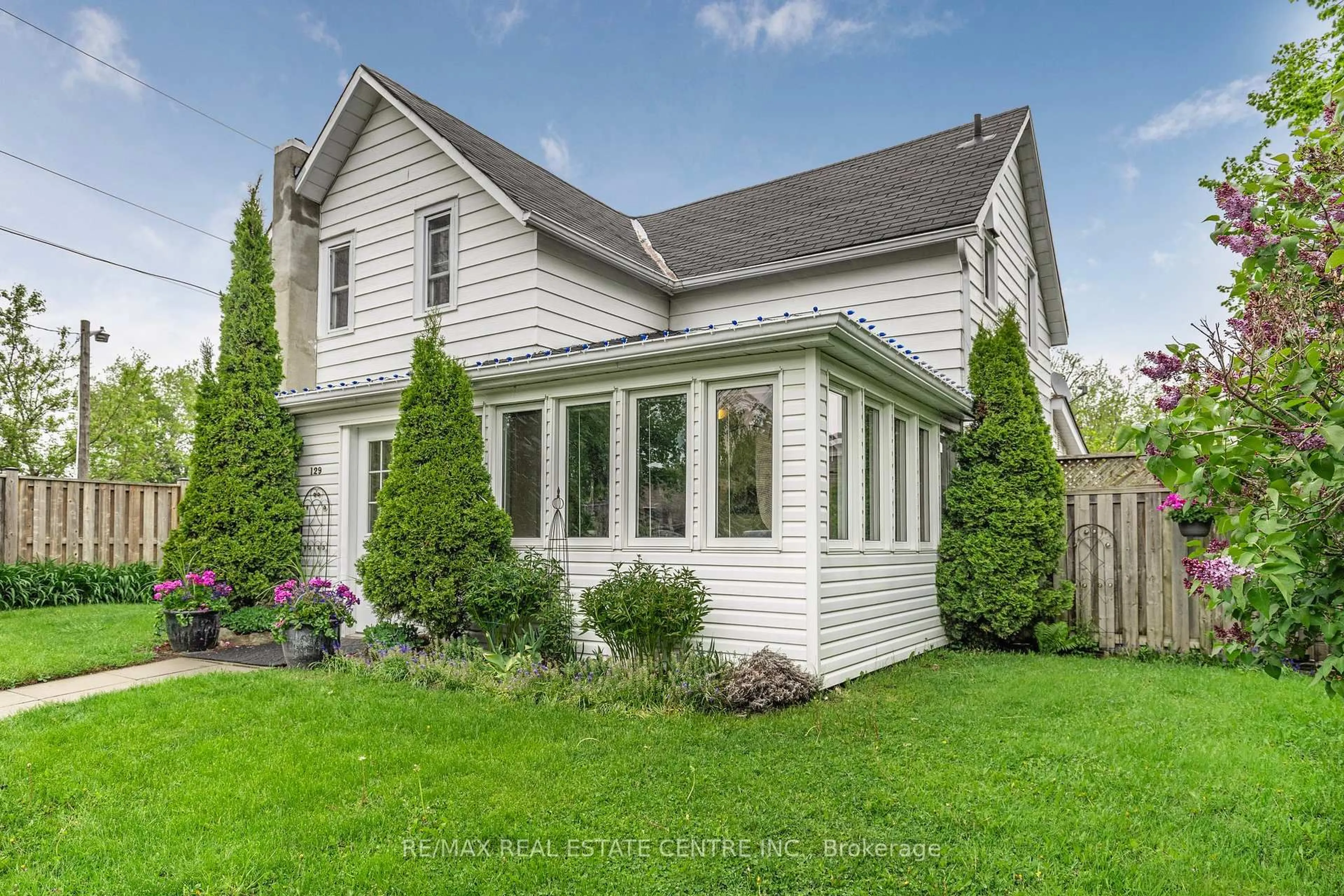 Home with vinyl exterior material, street for 129 Dufferin St, Shelburne Ontario L9V 2Z1