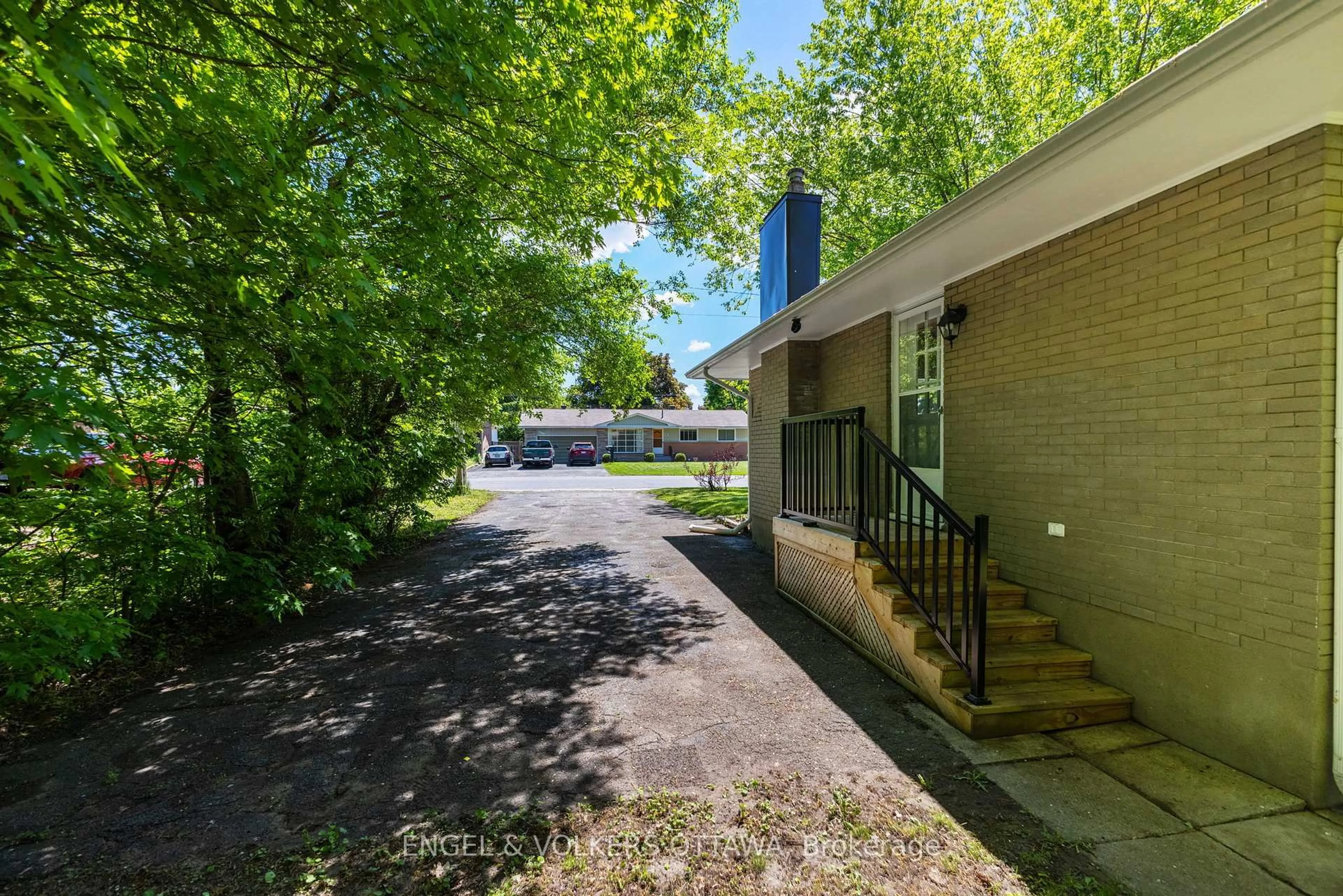 Unknown for 15 Majestic Dr, Ottawa Ontario K2G 1C5