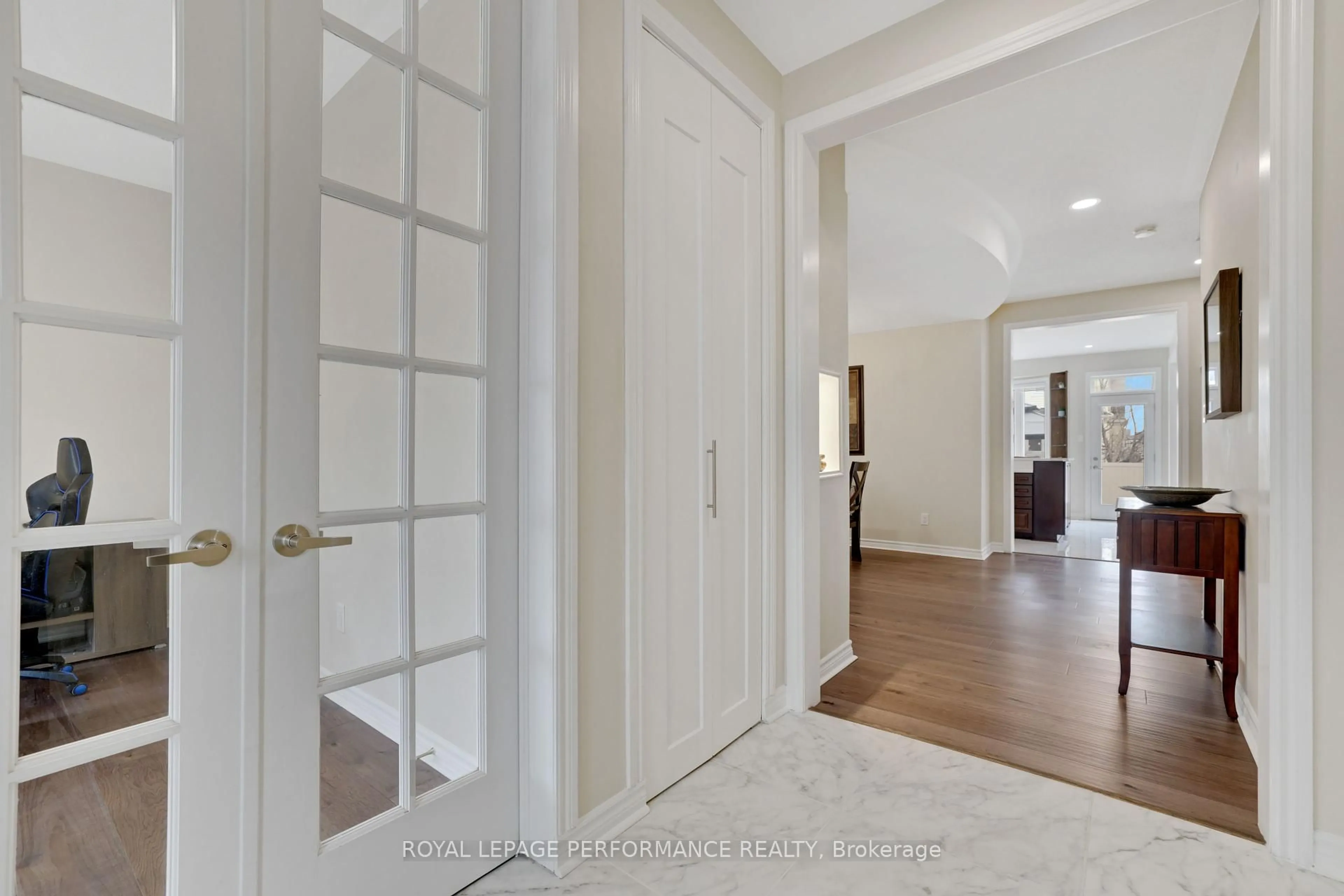 Indoor entryway for 2782 GRAND VISTA Circ, Ottawa Ontario K2J 0W5
