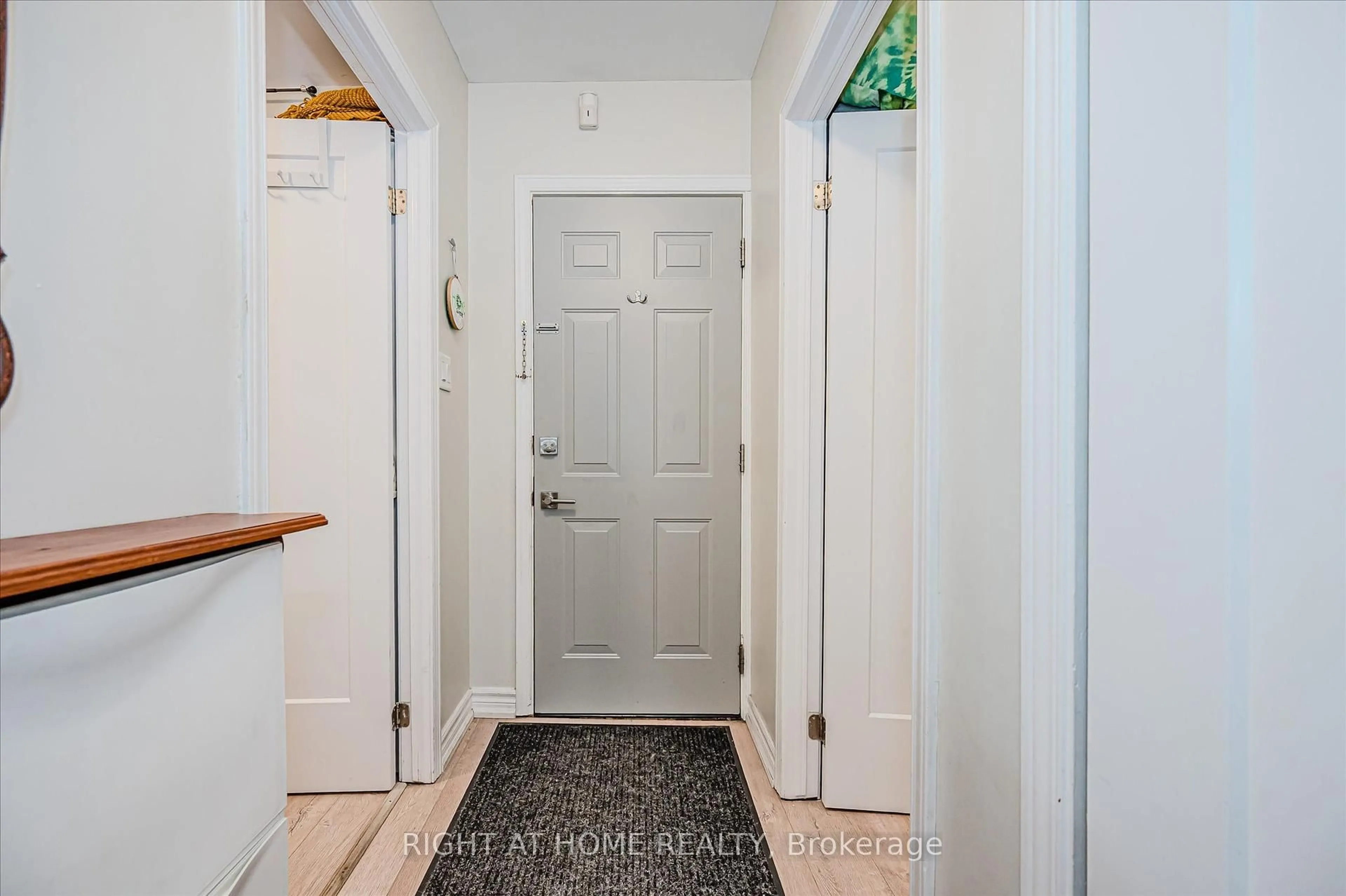 Indoor entryway for 51 Fairview Ave, Hamilton Ontario L8L 7B7