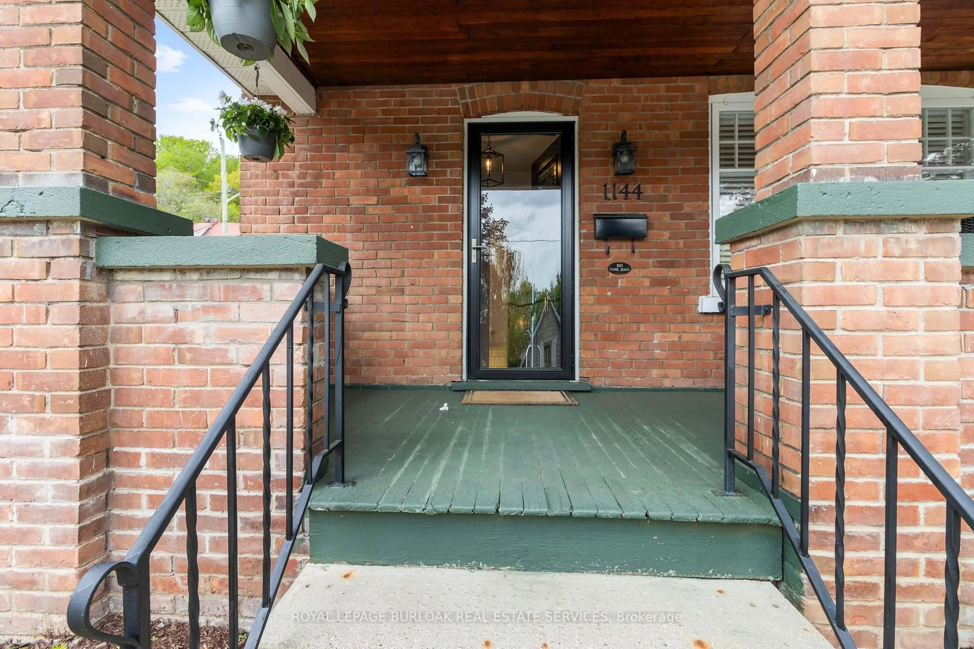 Indoor entryway for 1144 4th Ave, Owen Sound Ontario N4K 4W4