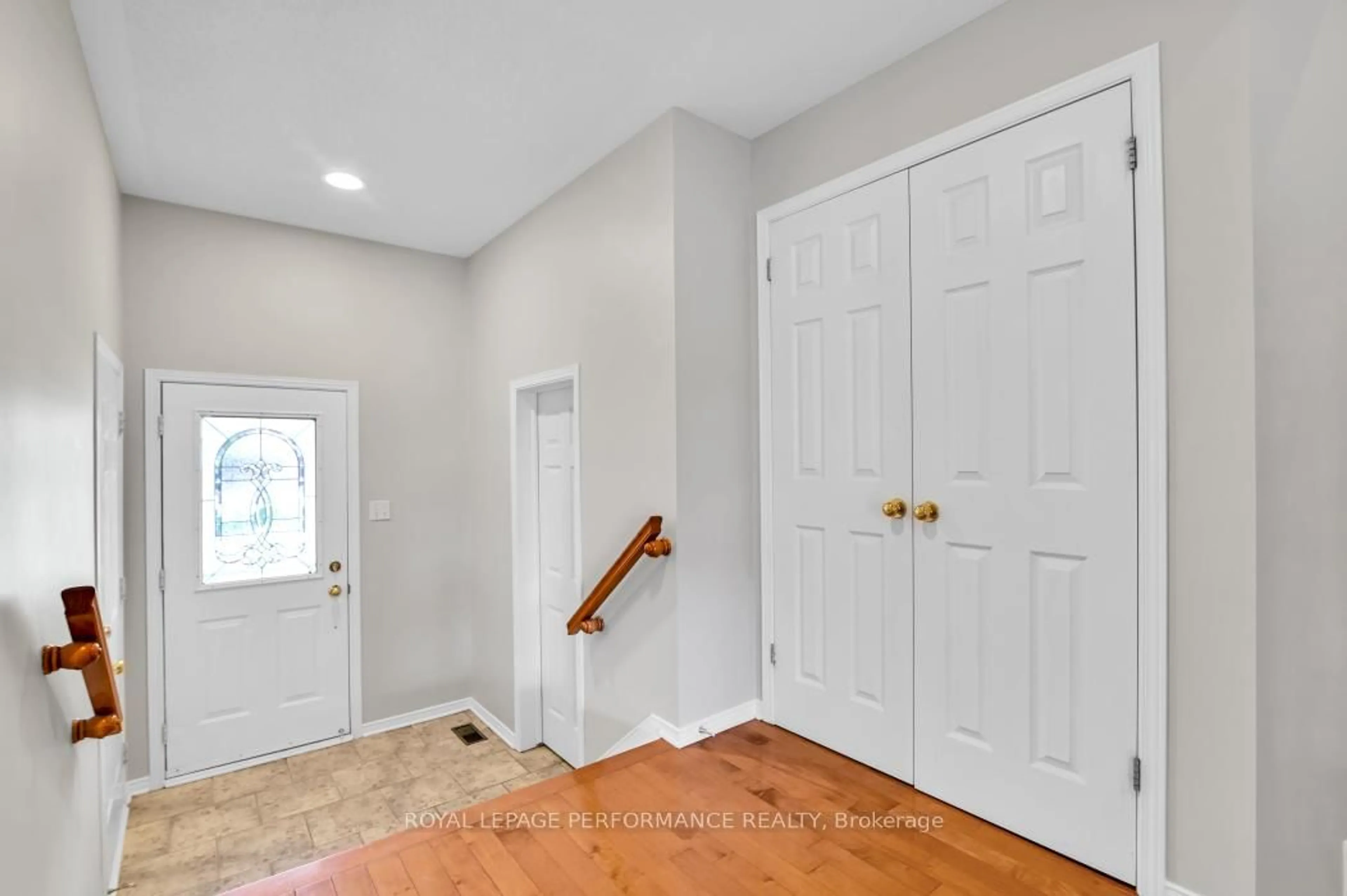 Indoor entryway for 2203 Brockstone Cres, Ottawa Ontario K4A 4V4