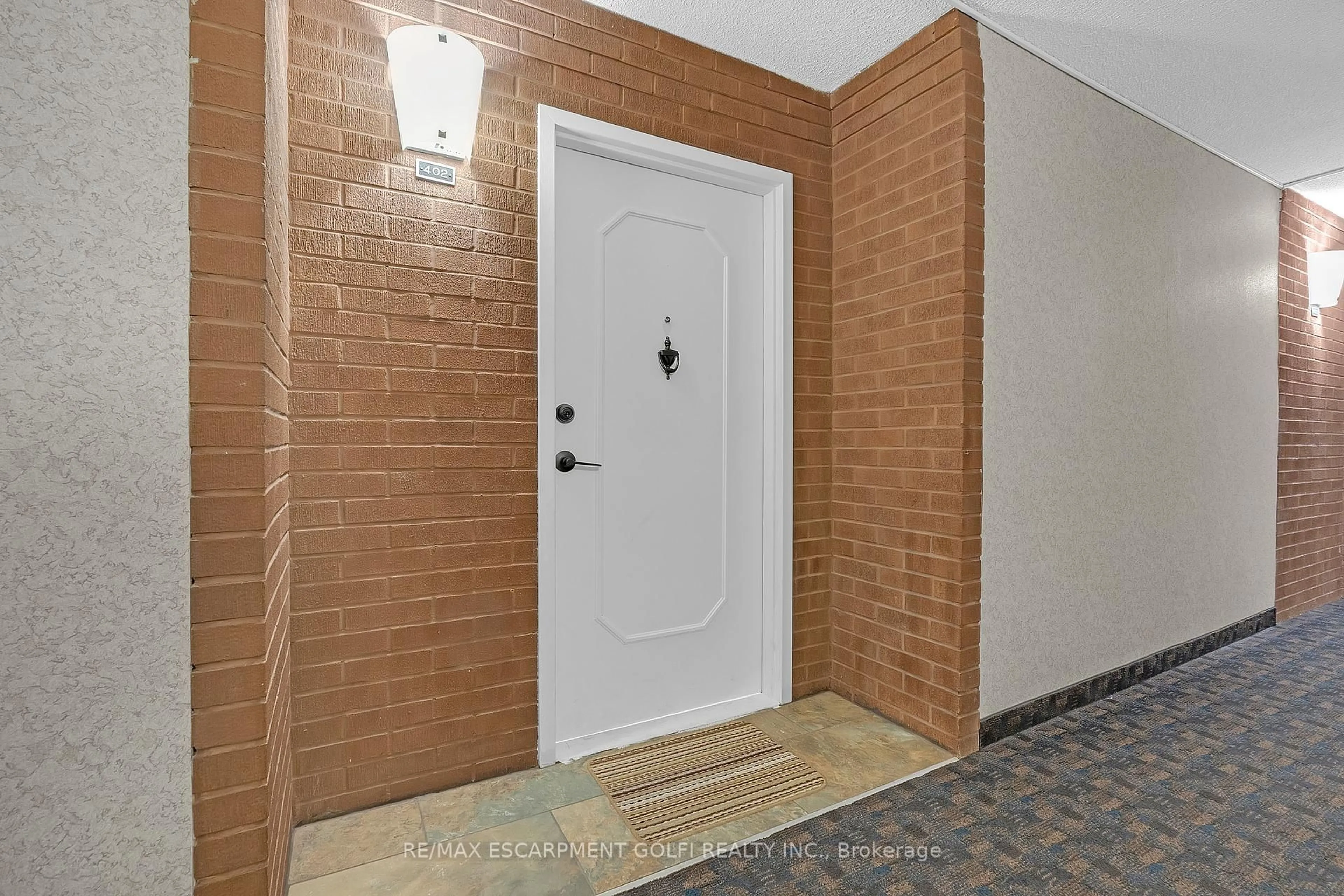Indoor entryway for 1966 Main St #402, Hamilton Ontario L8S 1J6