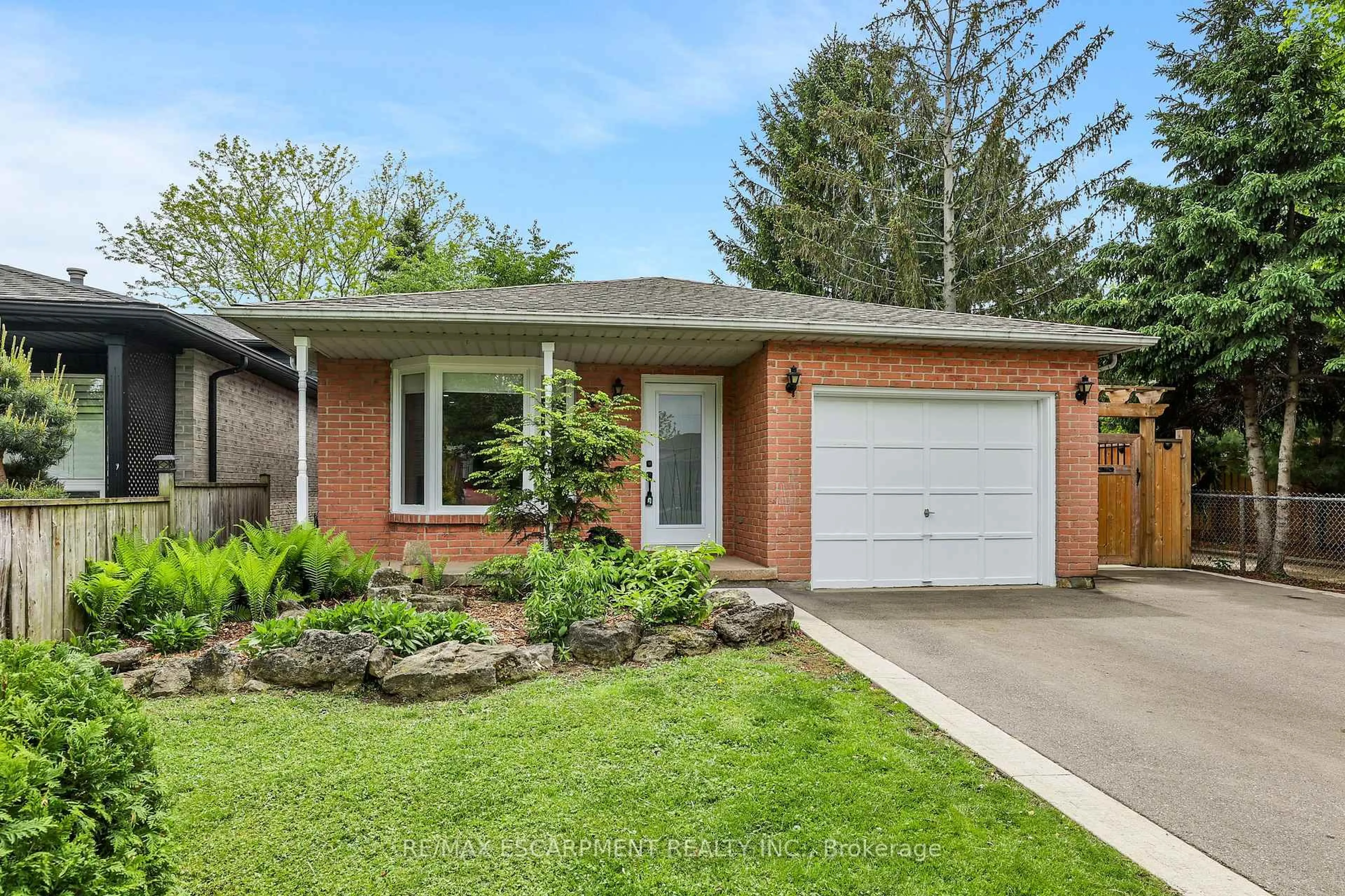 Home with brick exterior material, street for 47 Sandra Cres, Grimsby Ontario L3M 4Y9