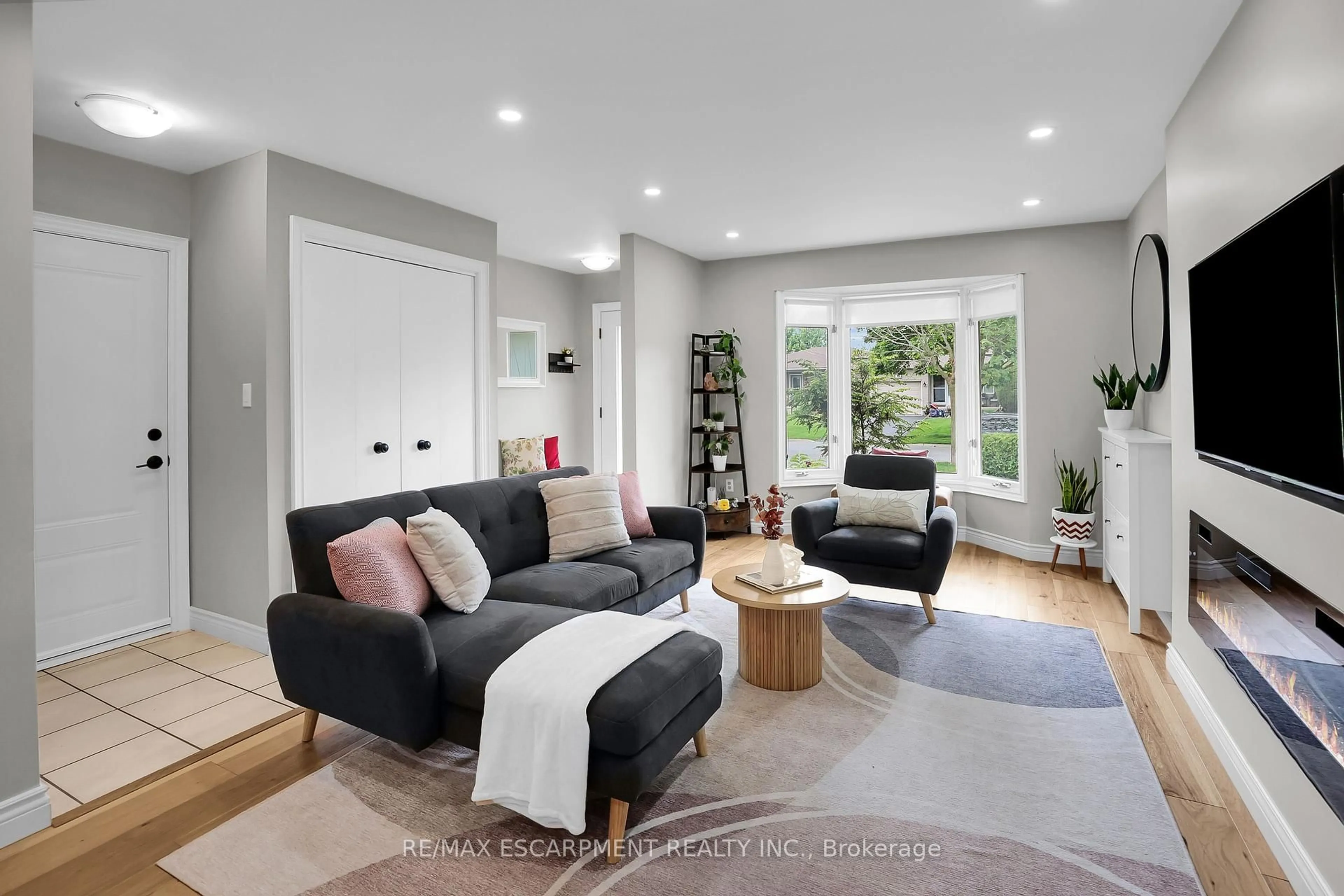 Living room with furniture, unknown for 47 Sandra Cres, Grimsby Ontario L3M 4Y9