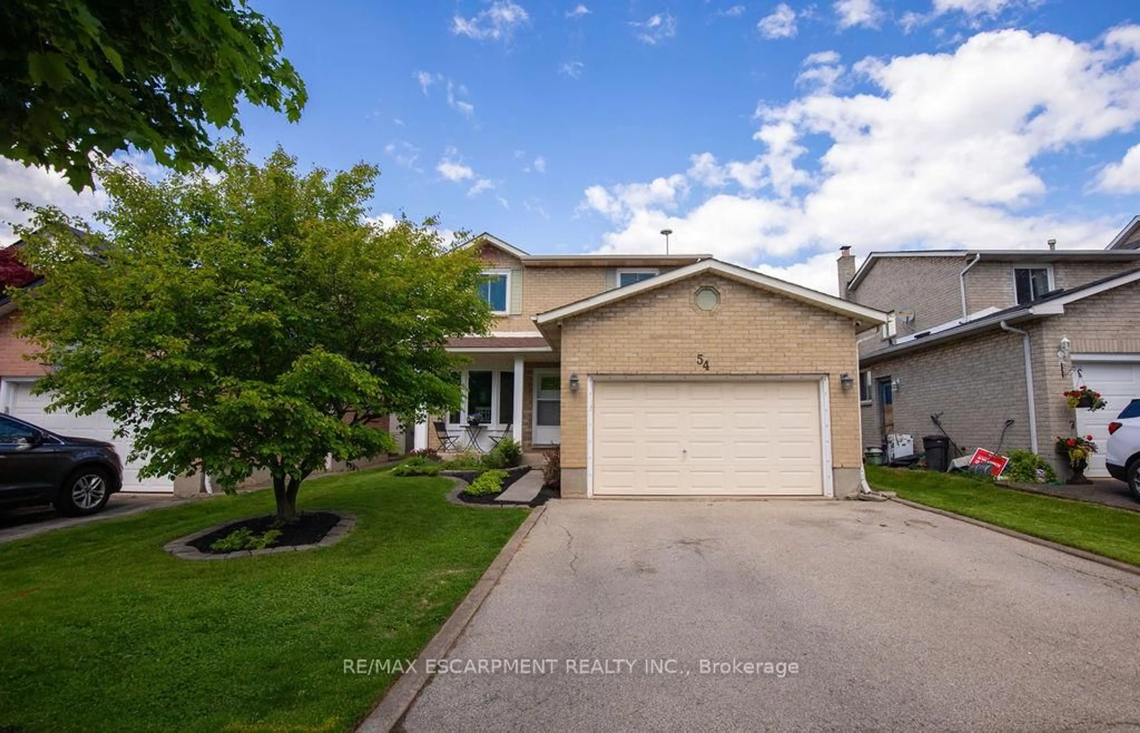A pic from outside/outdoor area/front of a property/back of a property/a pic from drone, street for 54 Merritt Cres, Grimsby Ontario L3M 5B7