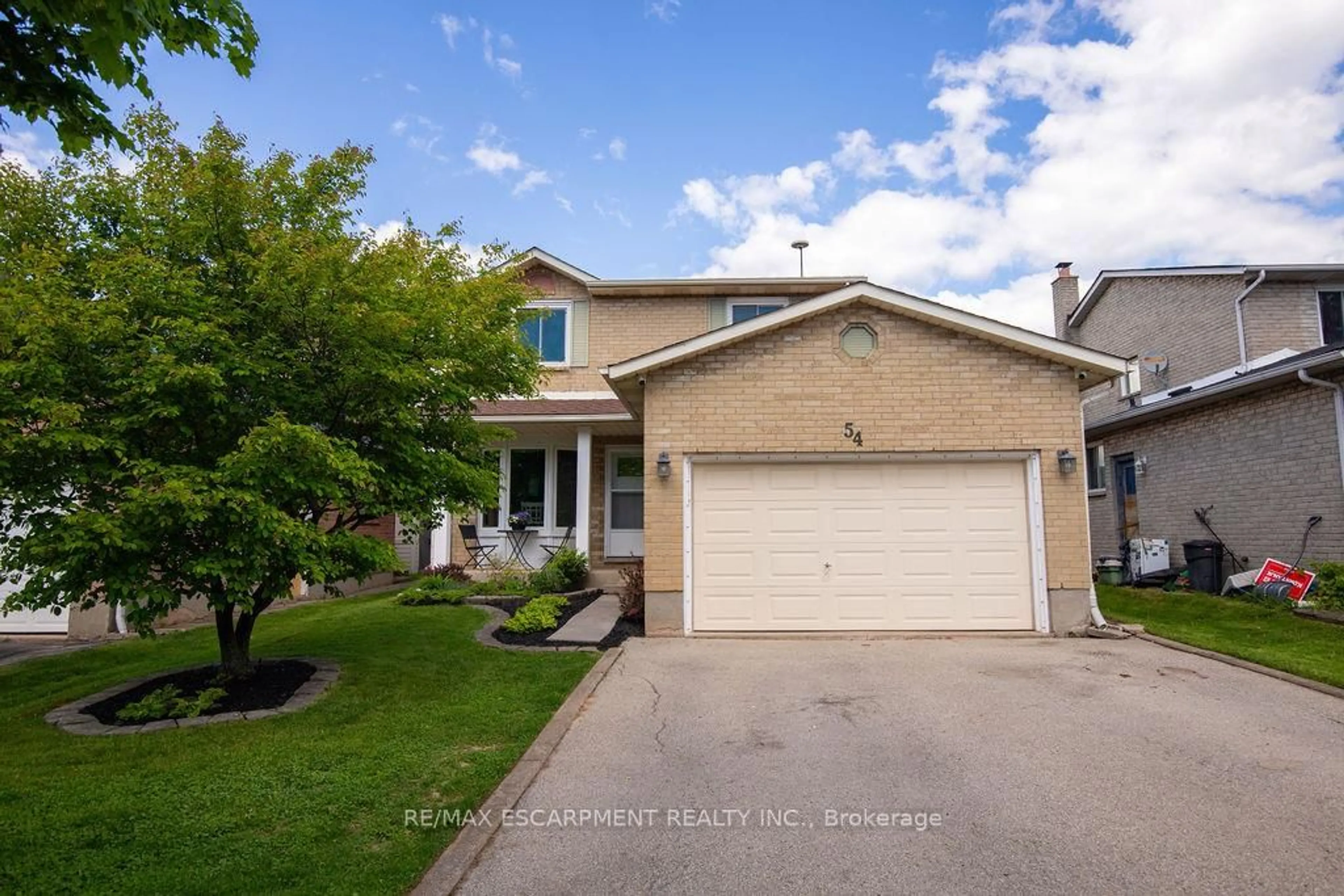 Home with vinyl exterior material, street for 54 Merritt Cres, Grimsby Ontario L3M 5B7