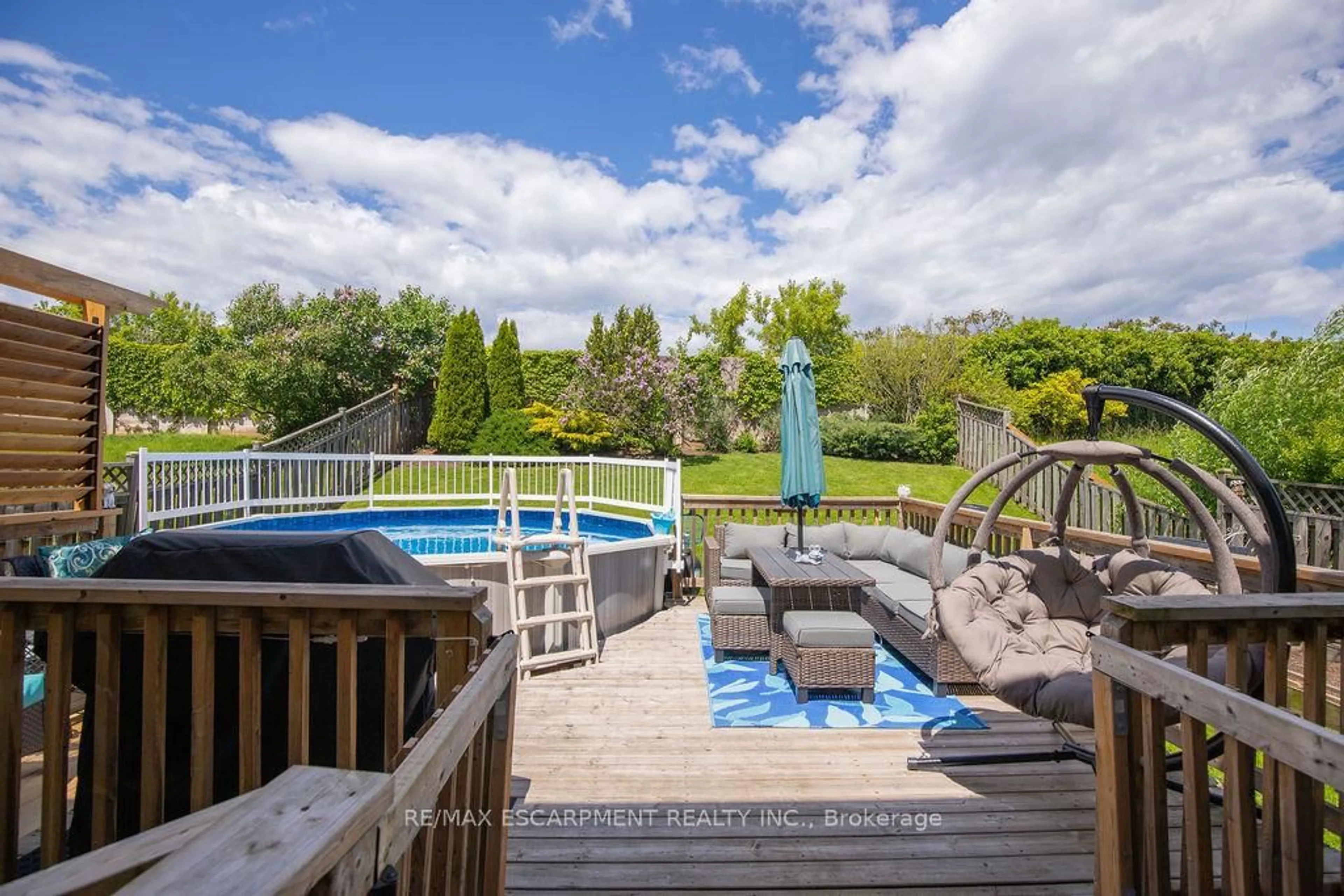 Patio, water/lake/river/ocean view for 54 Merritt Cres, Grimsby Ontario L3M 5B7