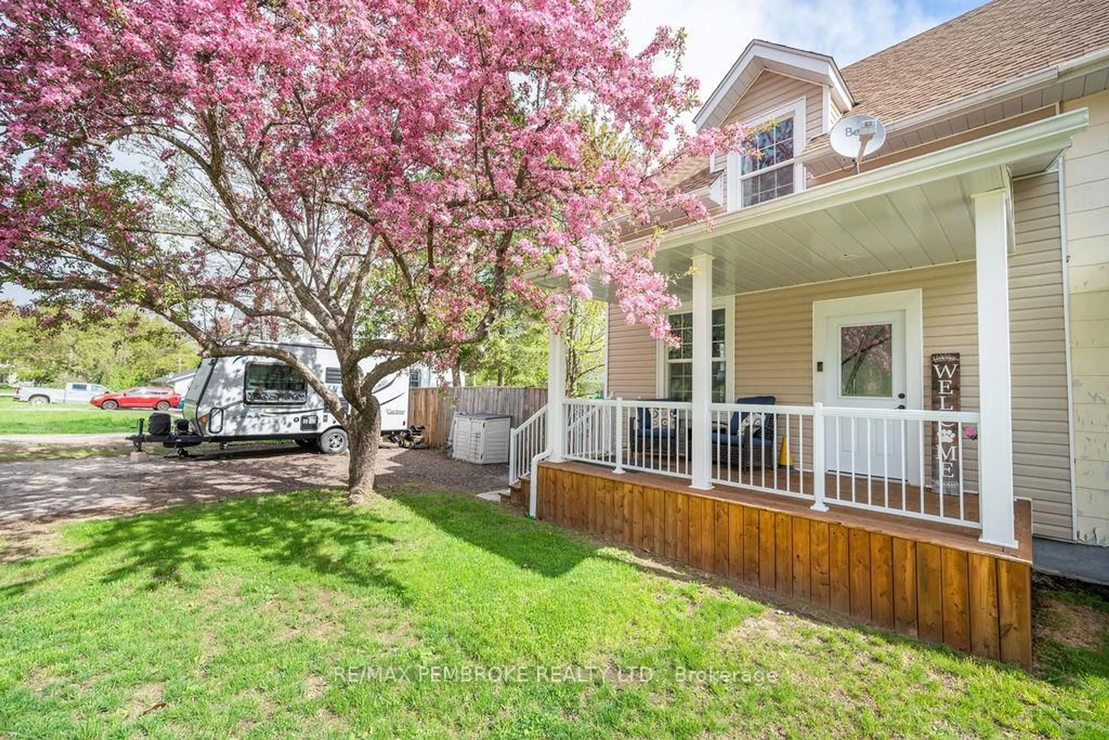 Patio, street for 10 Wolfe Ave, Deep River Ontario K0J 1P0