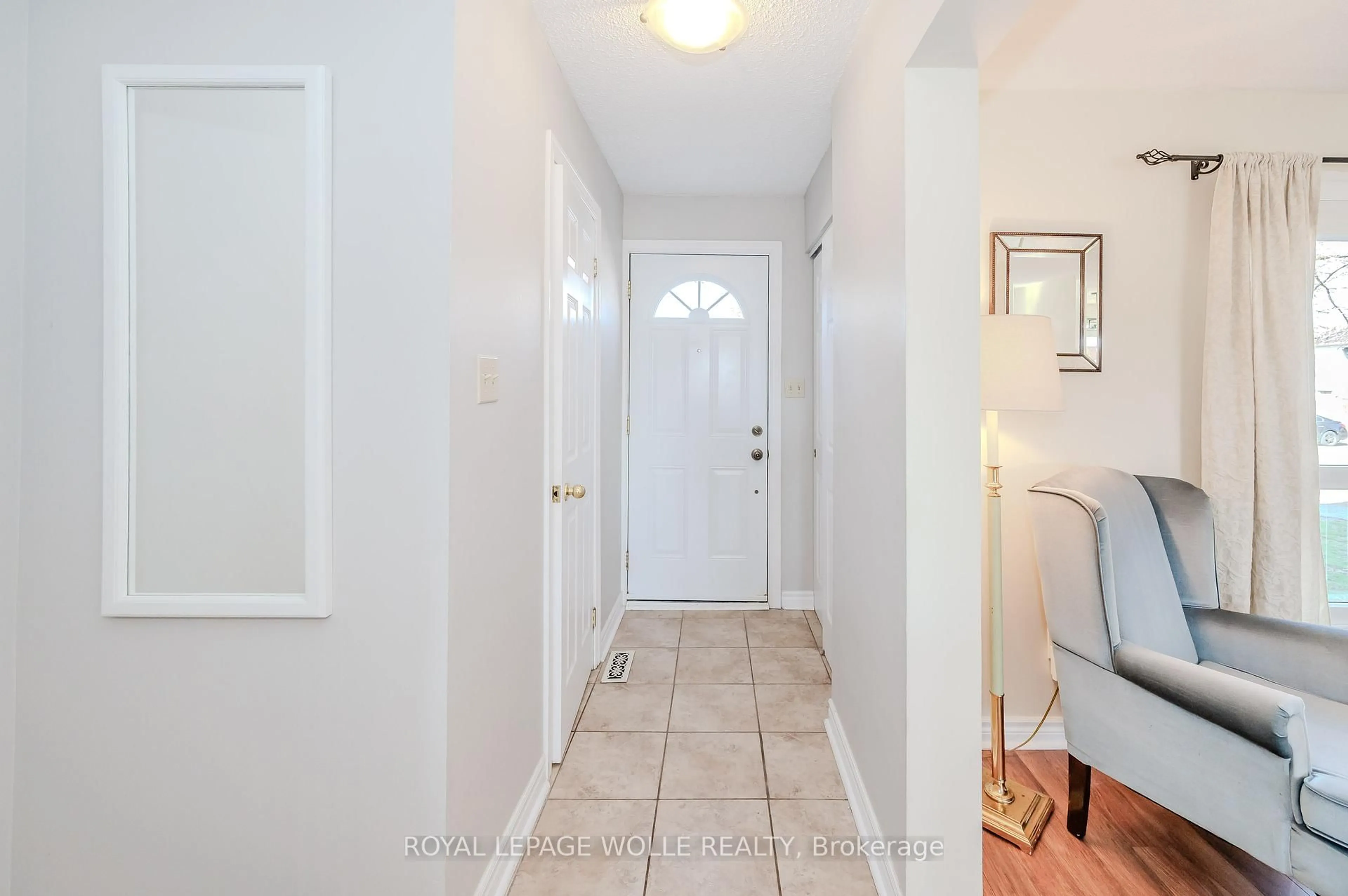 Indoor entryway for 25 Upper Canada Dr #33, Kitchener Ontario N2P 1G2