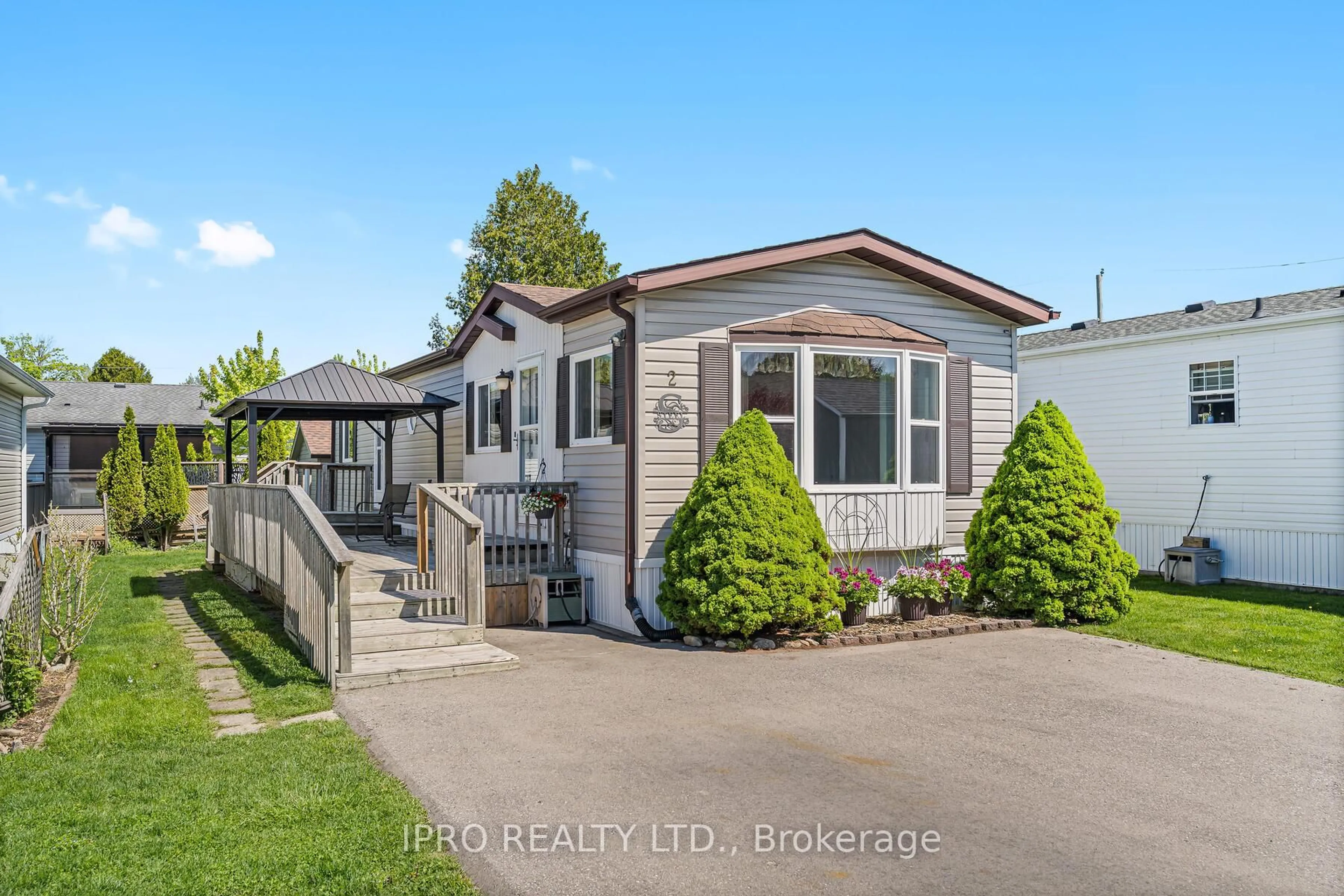 Home with vinyl exterior material, unknown for 2 Trillium Beach Dr, Puslinch Ontario N0B 2J0