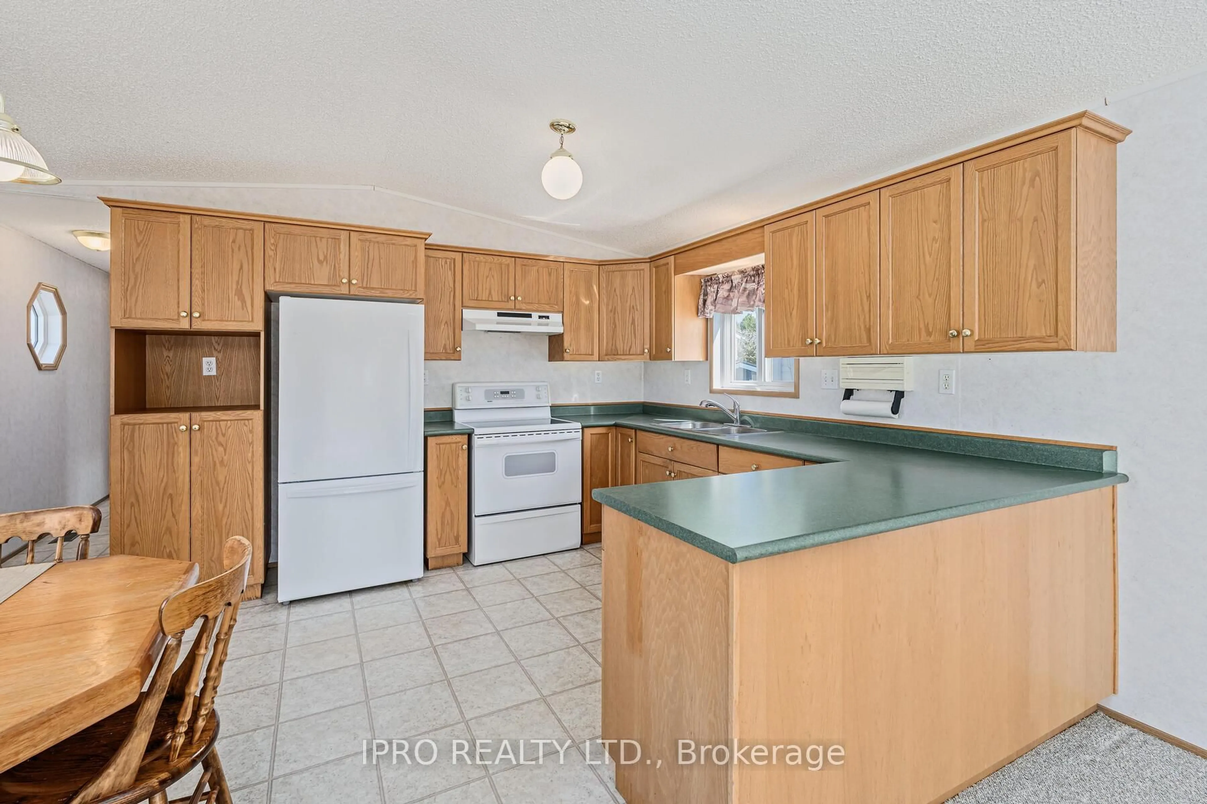 Standard kitchen, unknown for 2 Trillium Beach Dr, Puslinch Ontario N0B 2J0
