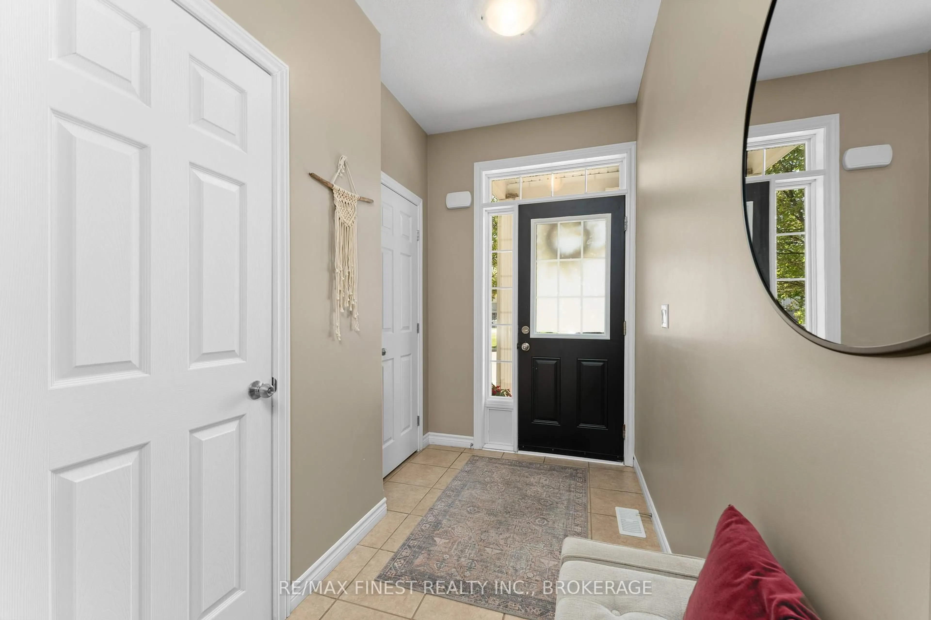 Indoor entryway for 908 Ascot Lane, Kingston Ontario K7K 0C8